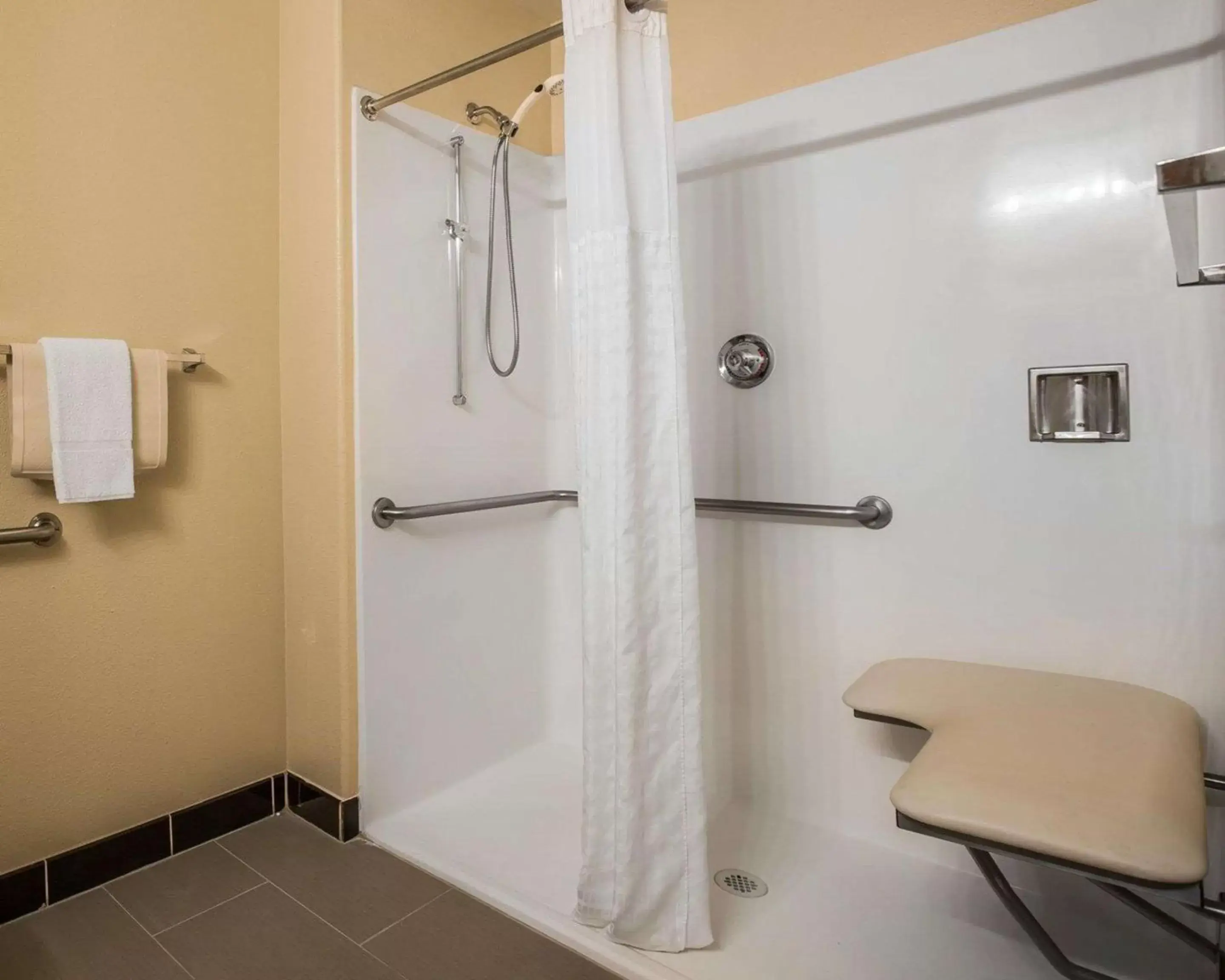 Bathroom in Comfort Suites Victorville-Hesperia