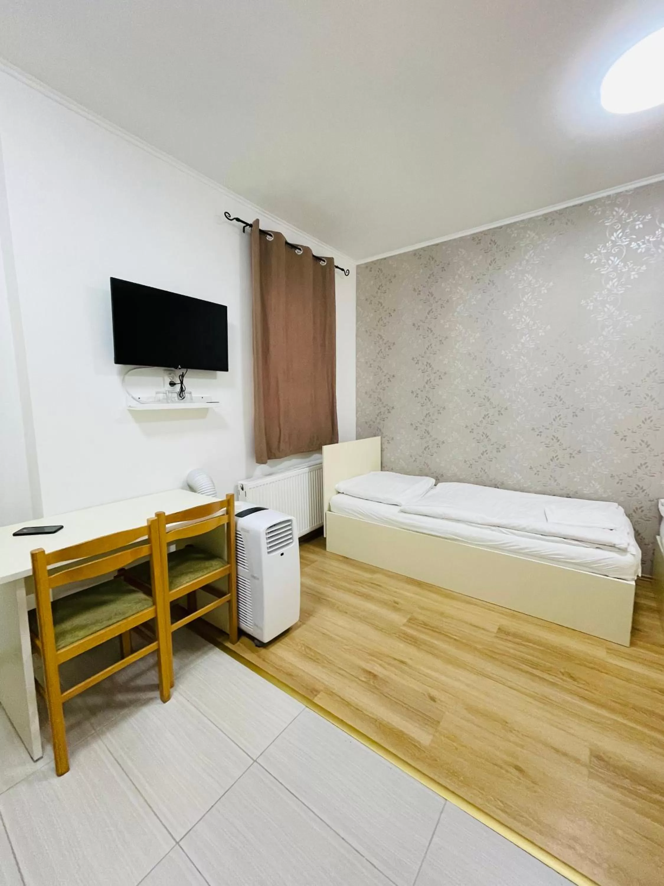 Bedroom, Bed in Easy Star Hotel