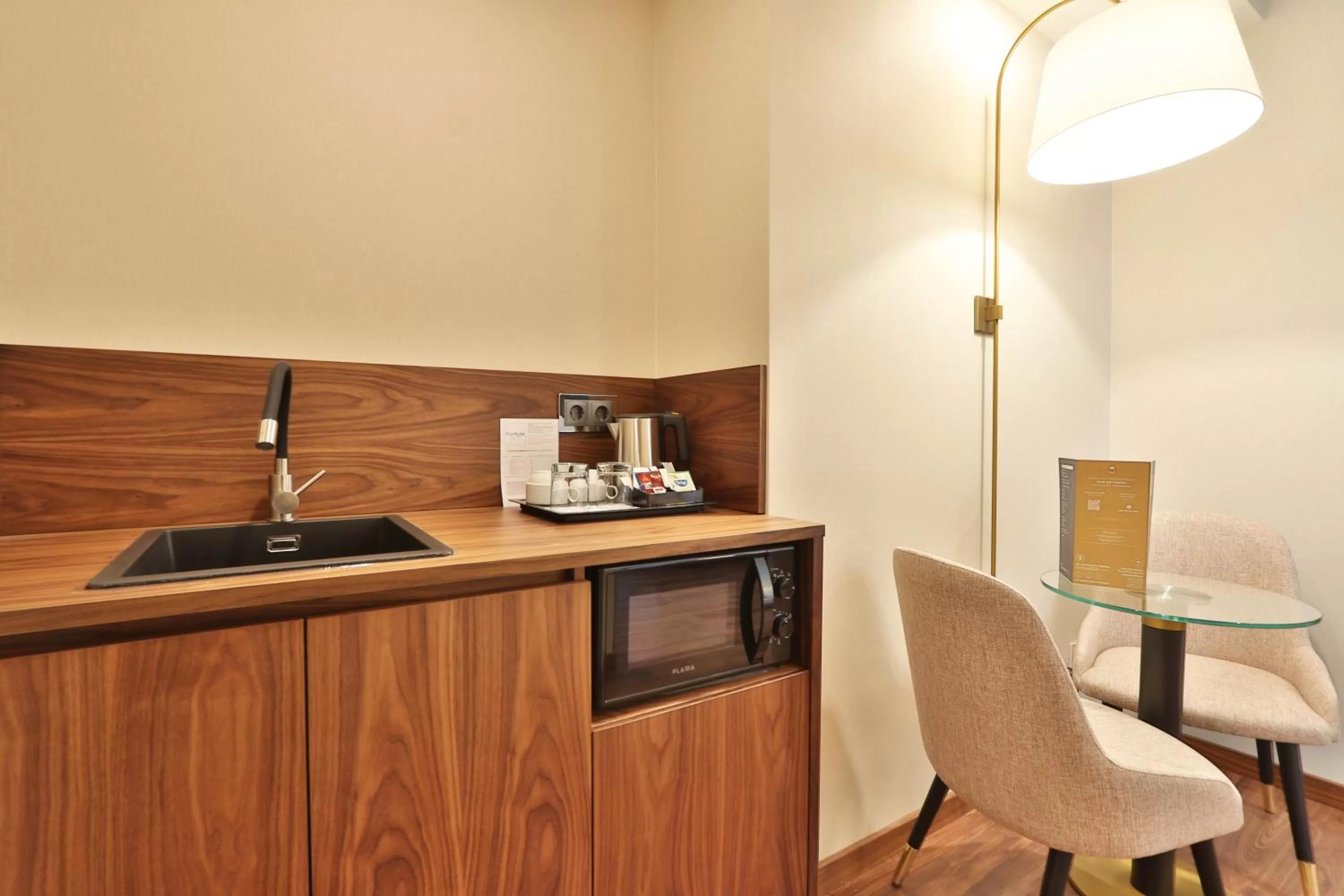 Kitchen or kitchenette in TURIM Ibéria Hotel