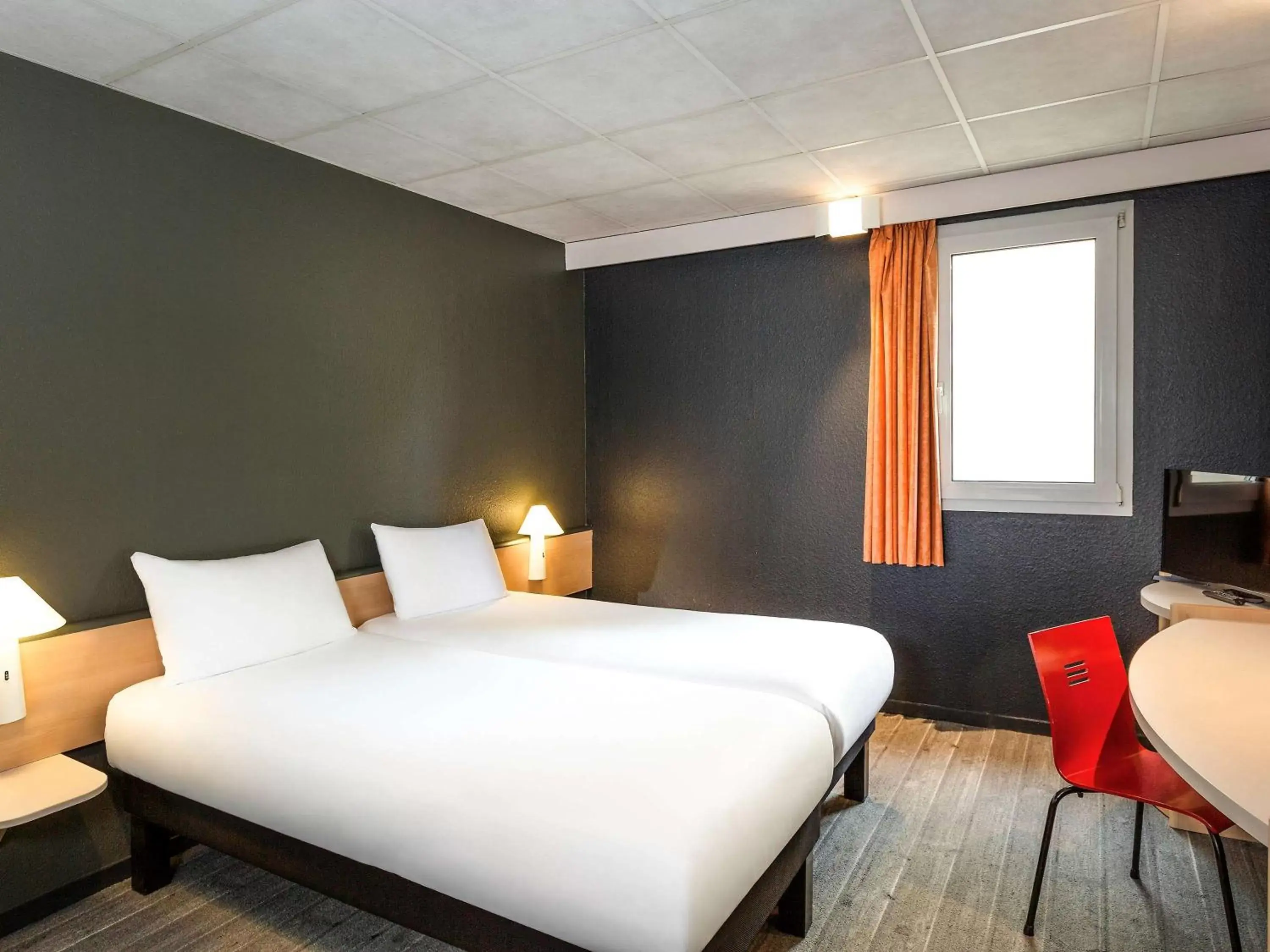 Photo of the whole room, Bed in ibis Lannion