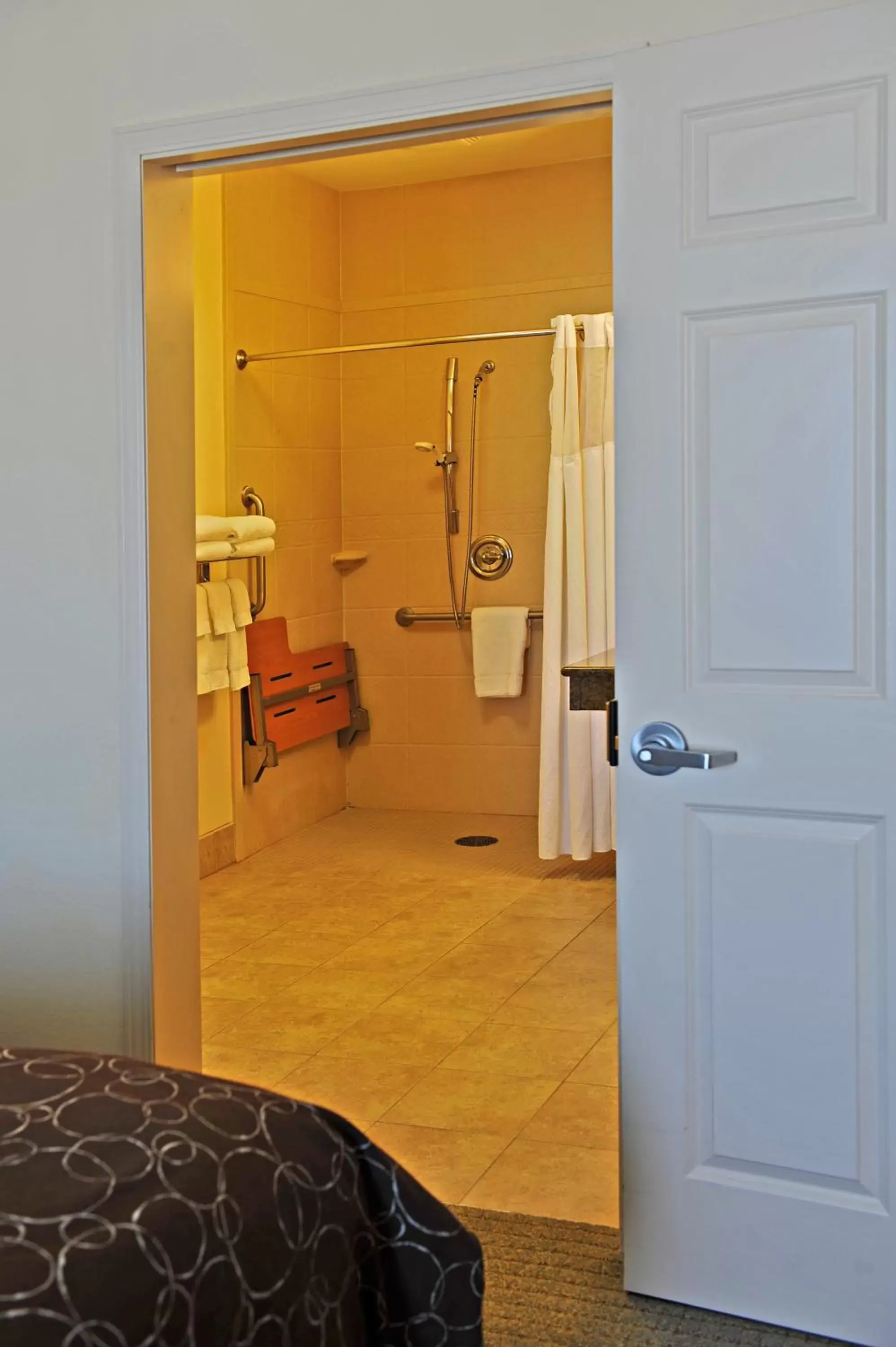 Shower, Bathroom in Staybridge Suites Milwaukee West-Oconomowoc, an IHG Hotel