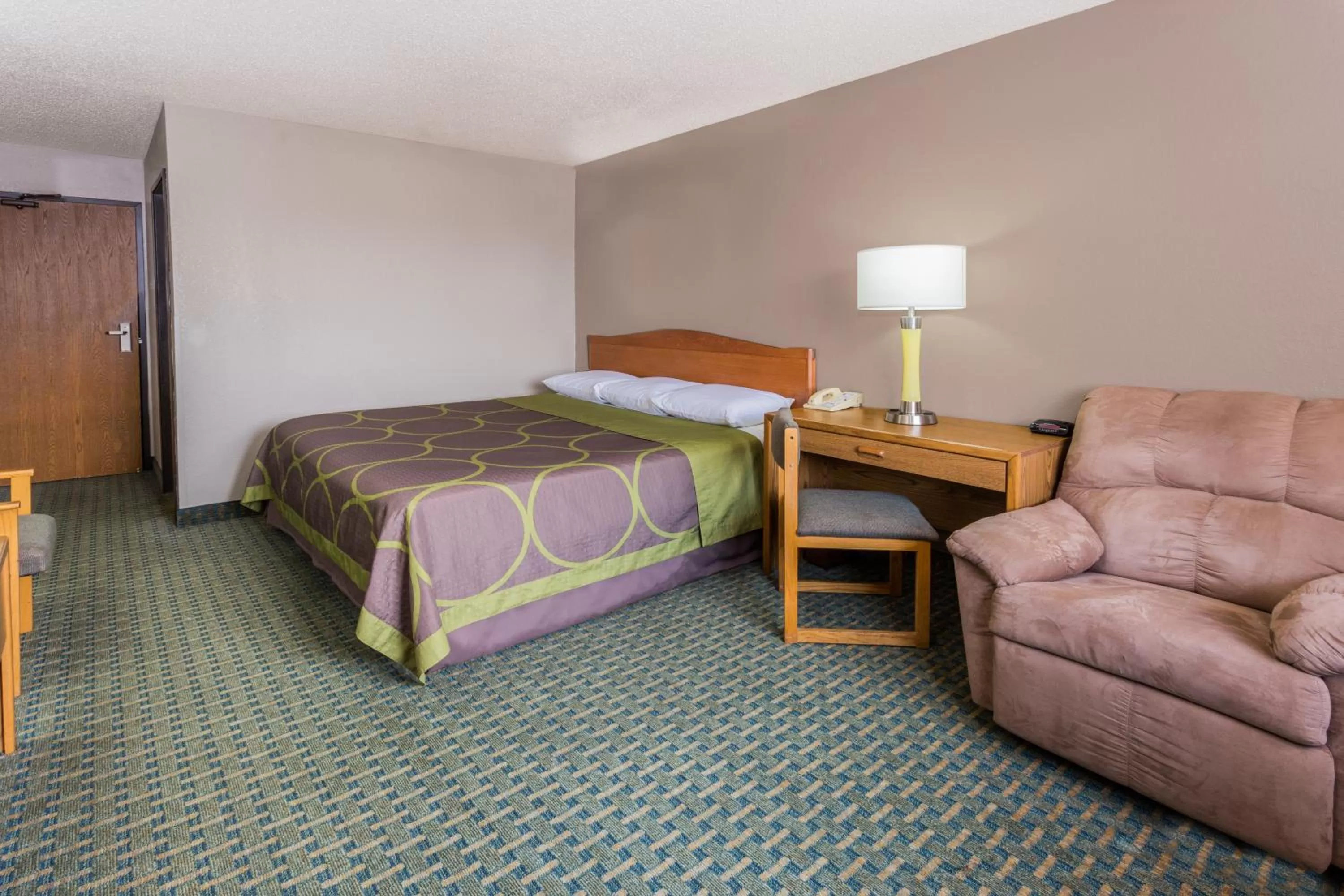 Photo of the whole room, Bed in Super 8 by Wyndham St. Charles