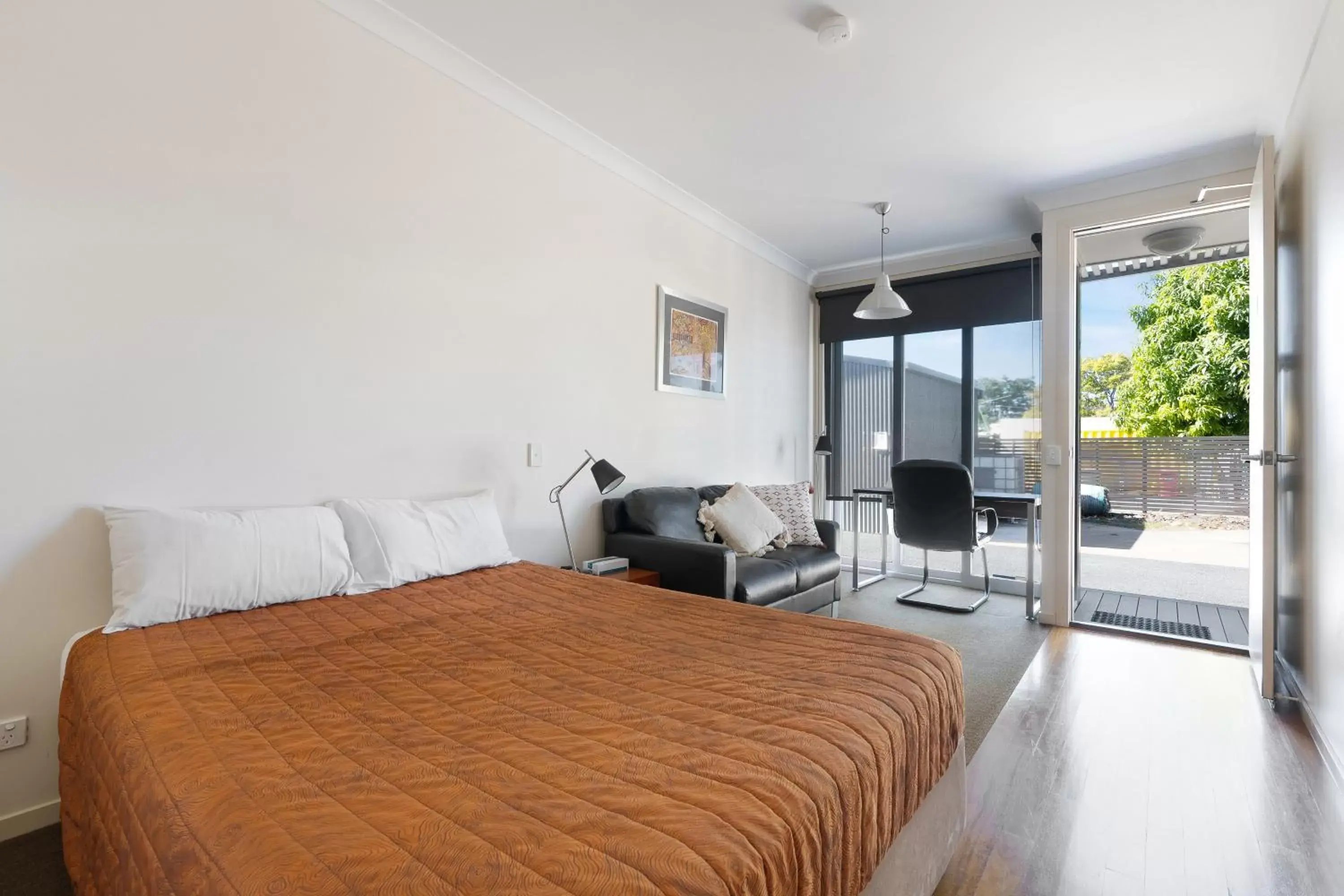 Executive Queen Room in Smart Stayzzz Inns Executive Queen Room in Smart Stayzzz Inns