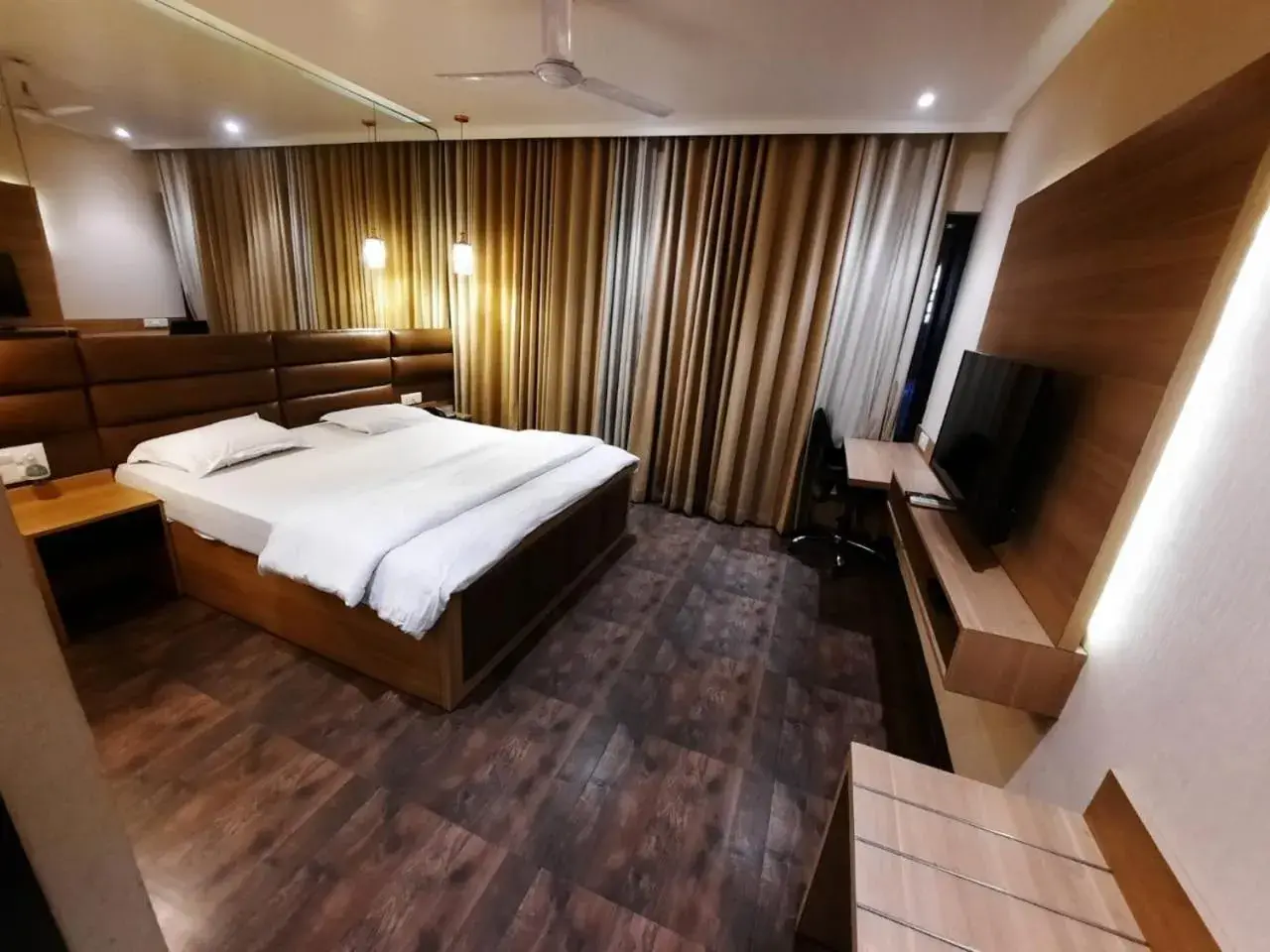 Communal lounge/ TV room, Bed in Solitaire Hotel