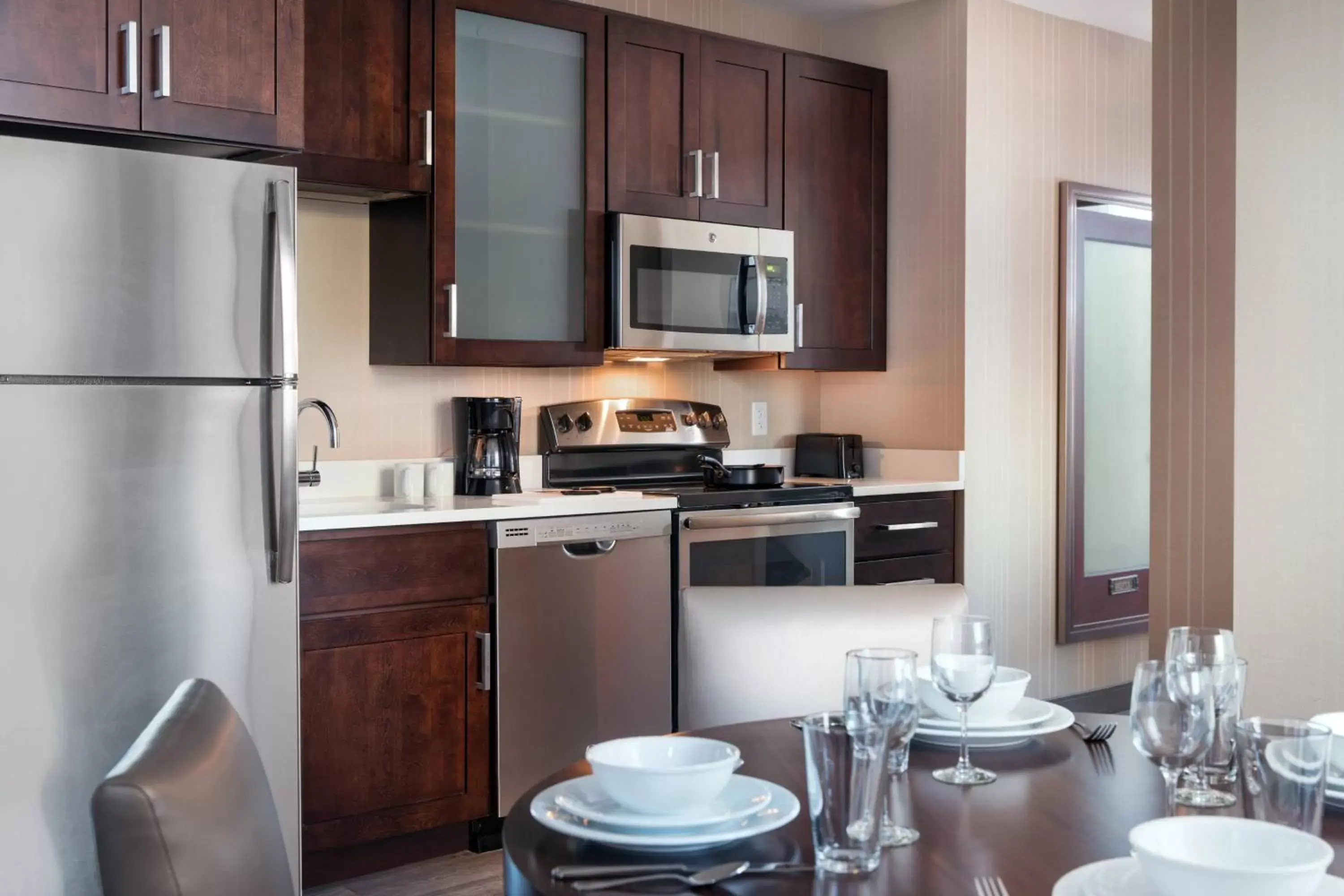 Bedroom, Kitchen/Kitchenette in Residence Inn by Marriott Chicago Downtown/Loop