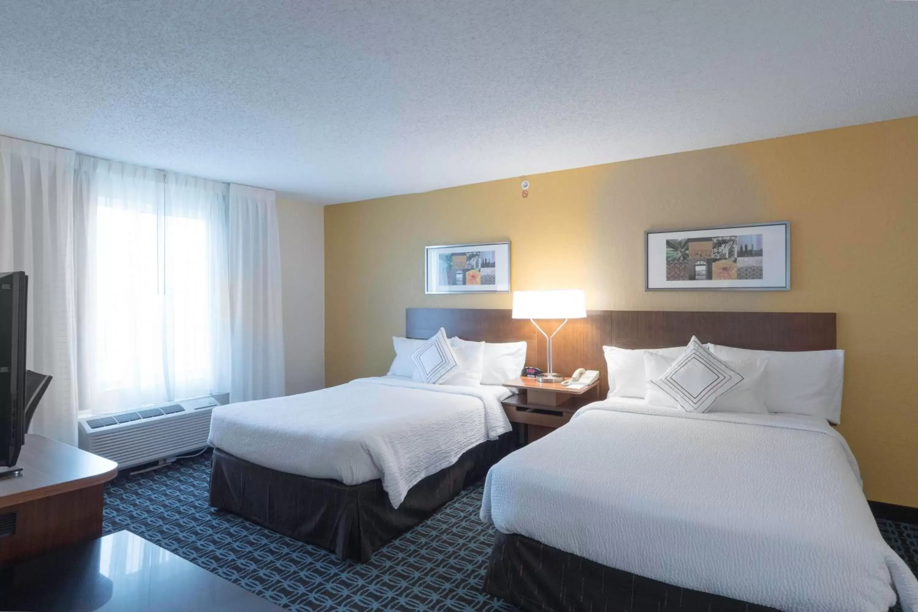 Photo of the whole room, Bed in Fairfield Inn & Suites by Marriott Cleveland Streetsboro