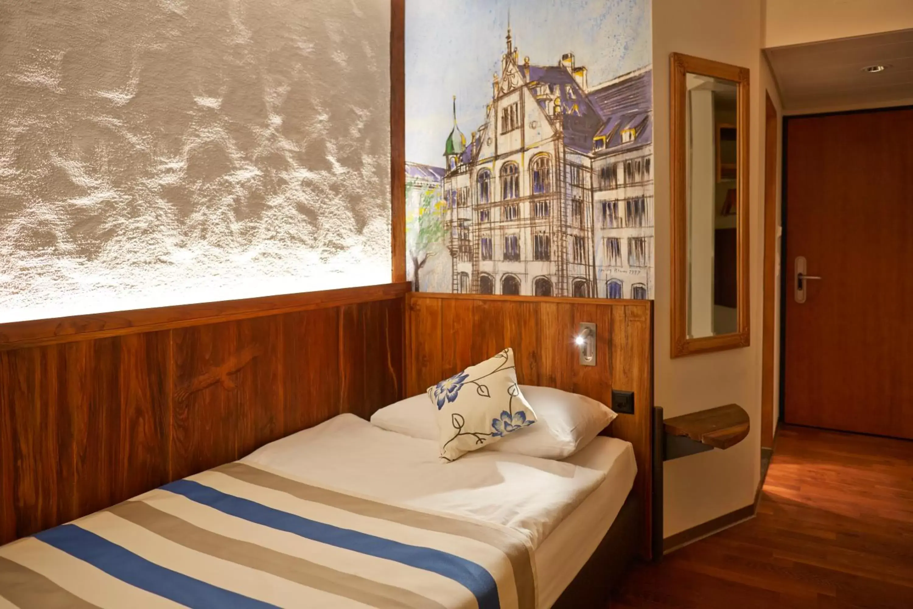 Photo of the whole room, Bed in Hotel Adler Zürich