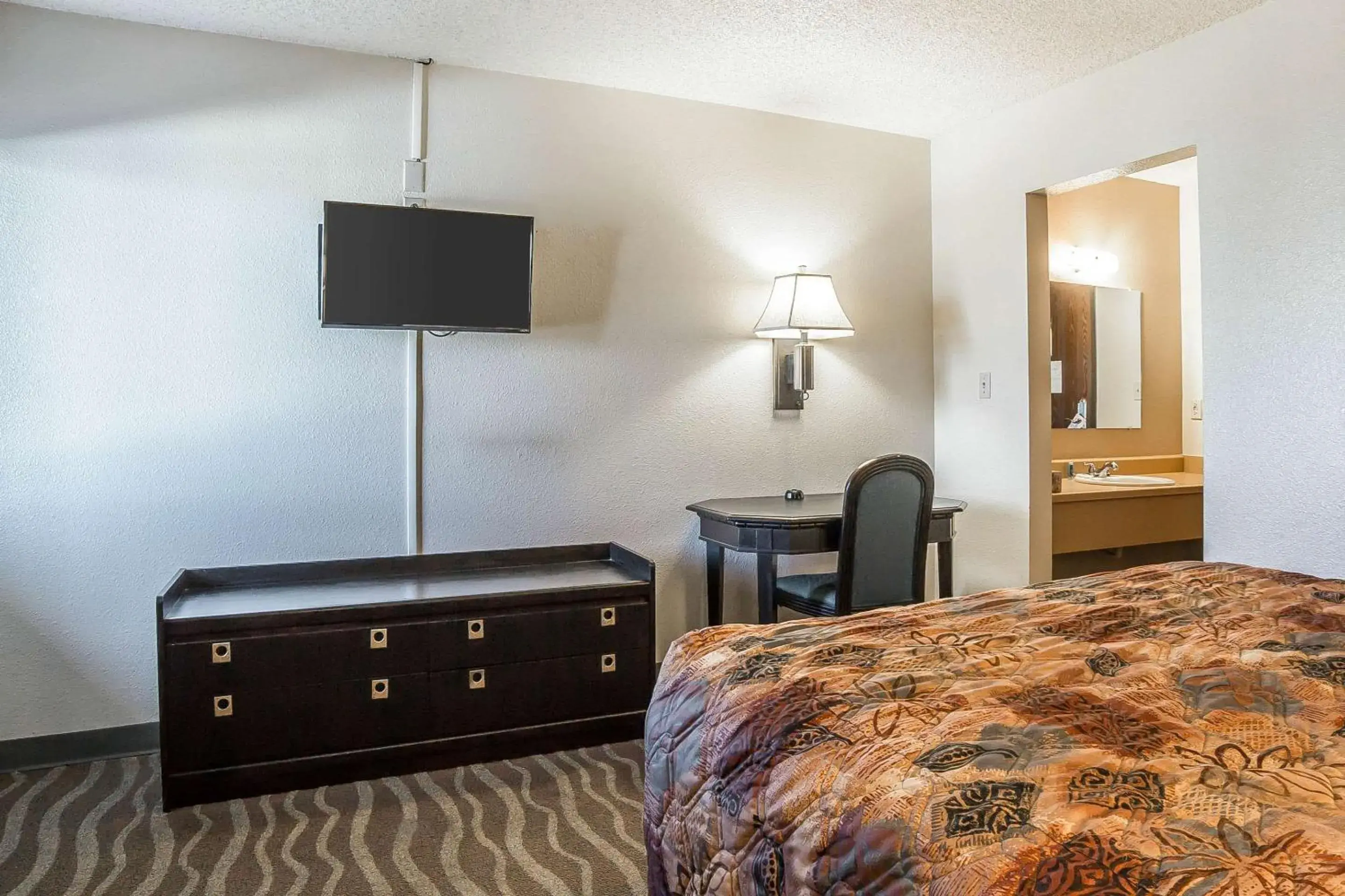 Photo of the whole room, TV/Entertainment Center in Rodeway Inn Cheyenne East