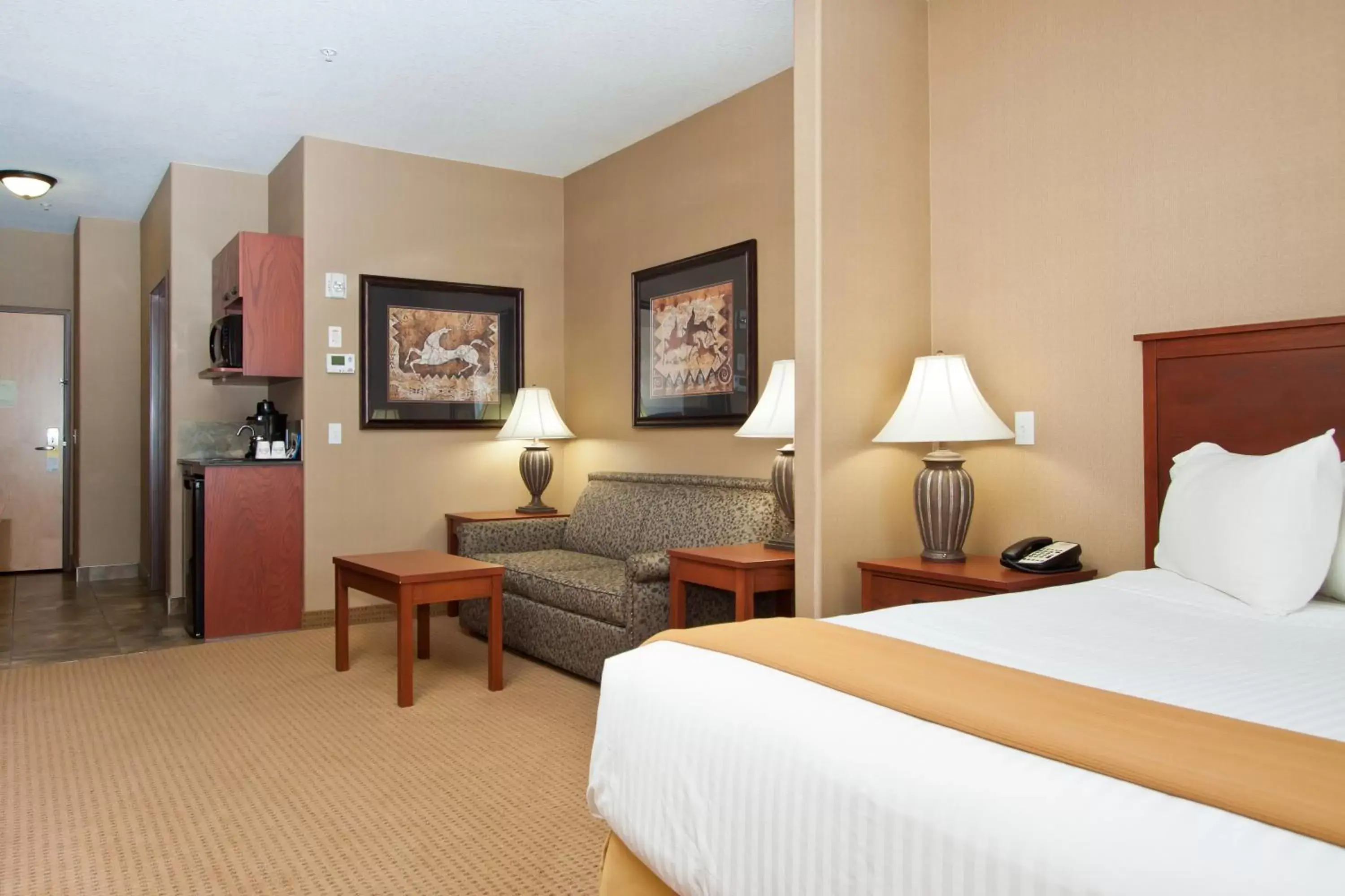 Photo of the whole room, Bed in Days Inn & Suites by Wyndham Strathmore