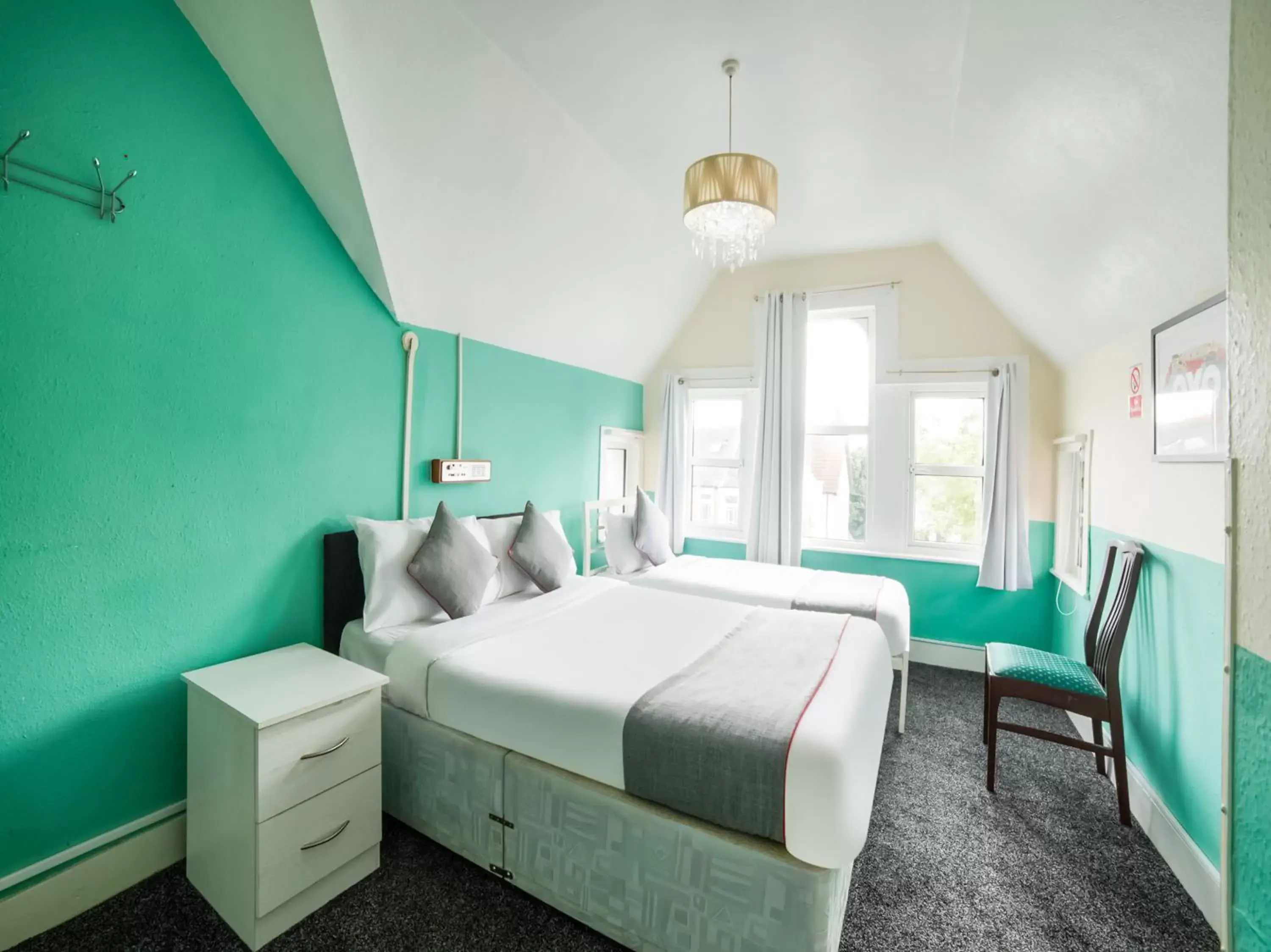 Bedroom, Bed in OYO Devine Beach Hotel, Westcliff Southend-On-Sea