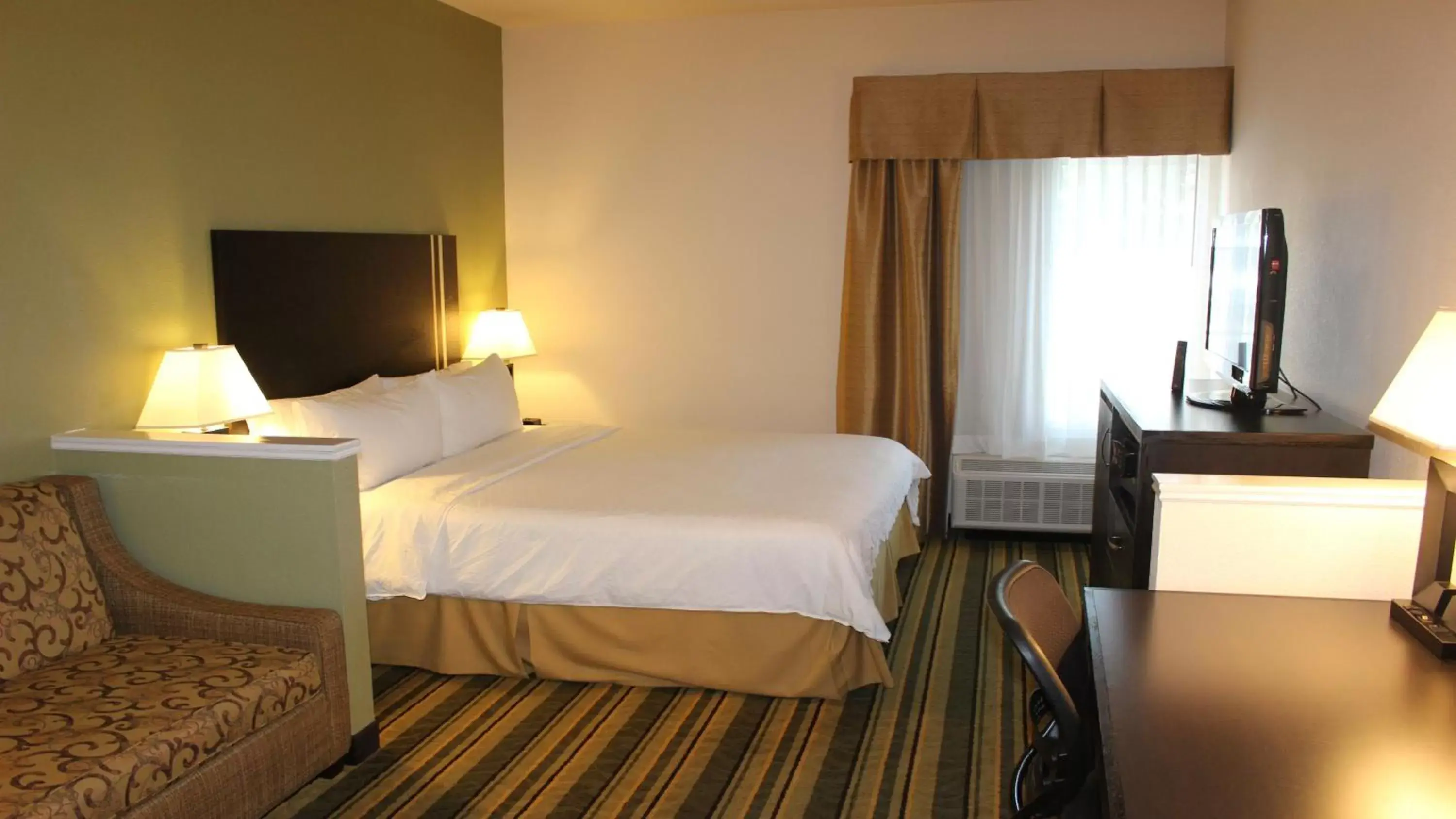 Photo of the whole room, Bed in Holiday Inn Express Berkeley, an IHG Hotel