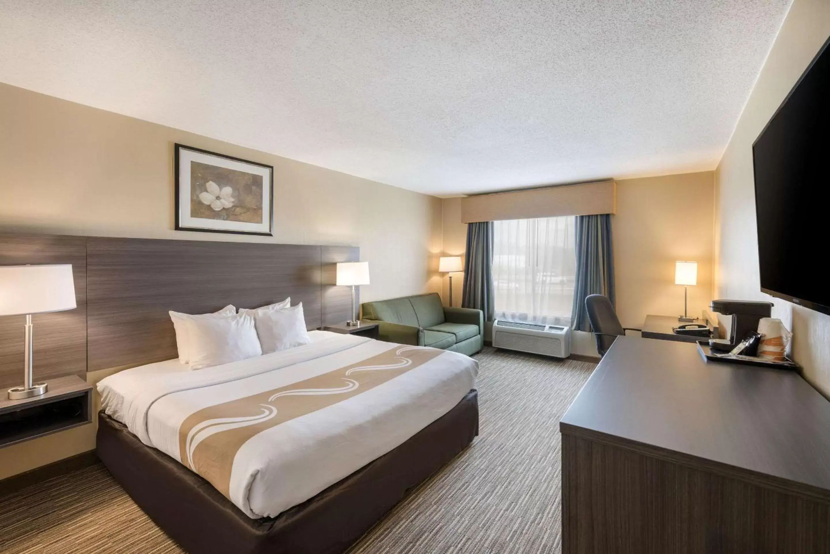 Bedroom in Quality Inn & Suites Fishkill South near I-84