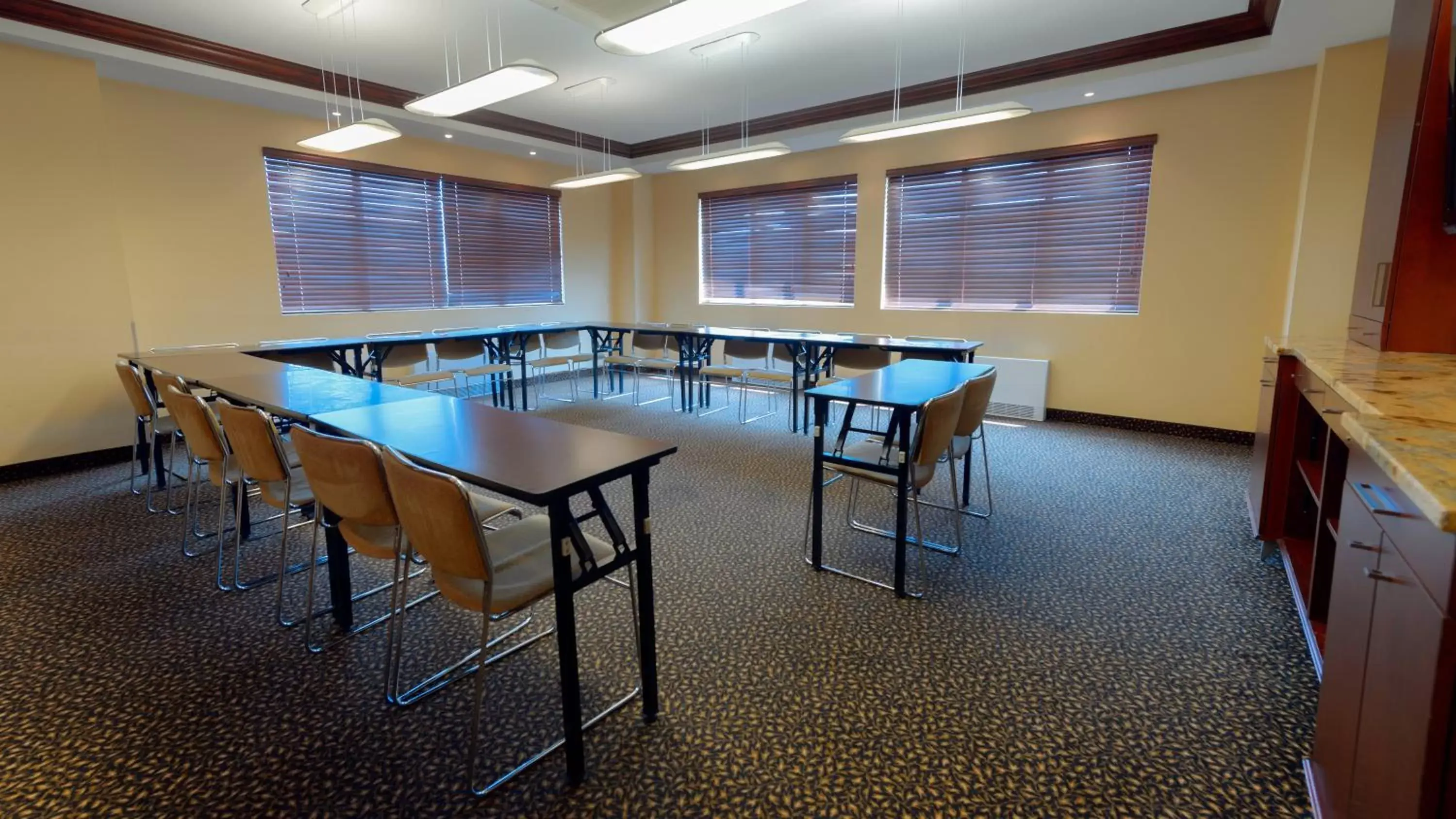Meeting/conference room, Restaurant/Places to Eat in Holiday Inn Express St. Jean Sur Richelieu, an IHG Hotel