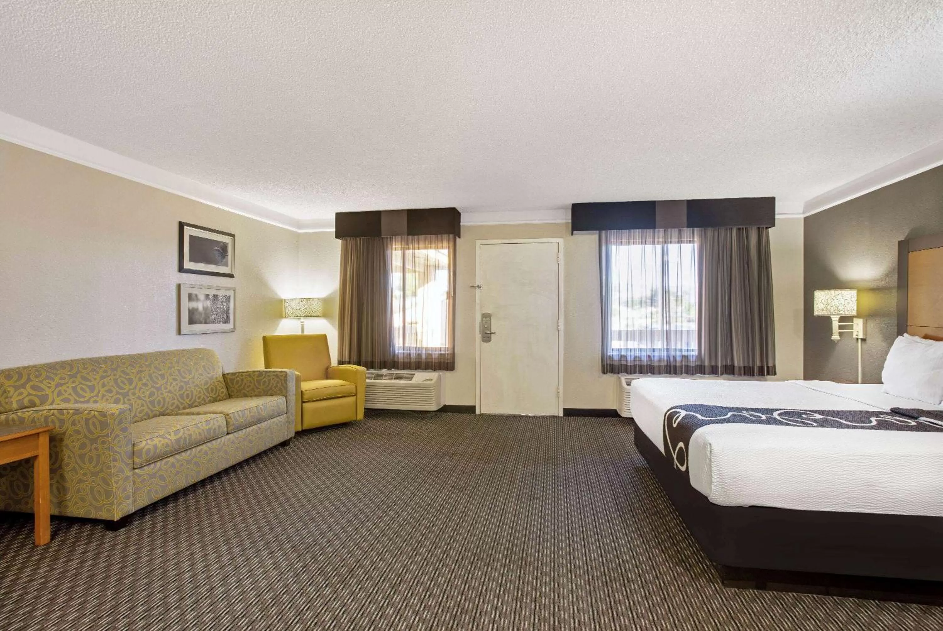 Photo of the whole room, Bed in La Quinta Inn by Wyndham Tucson East