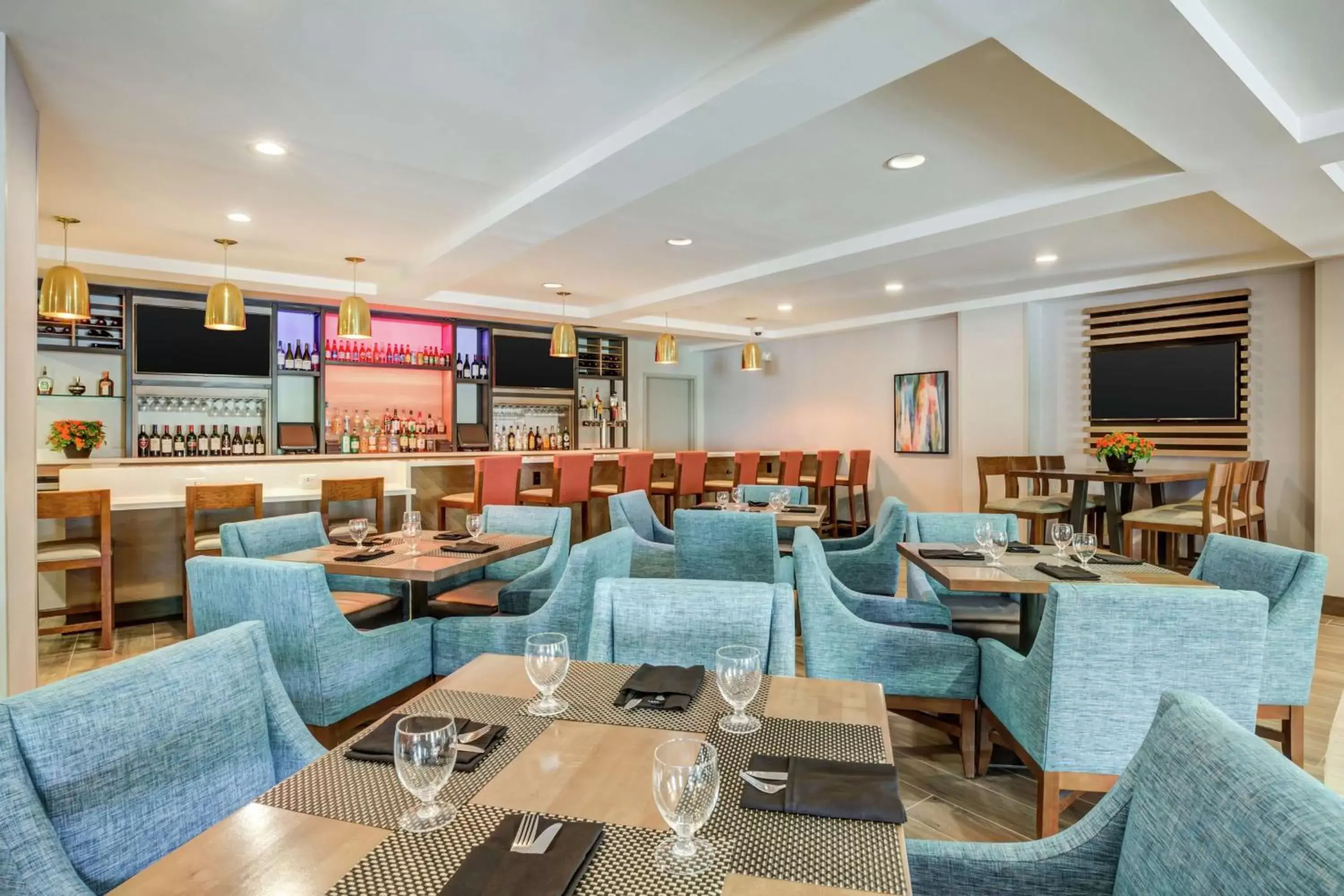Lounge or bar, Restaurant/Places to Eat in Hilton Garden Inn Boston Waltham