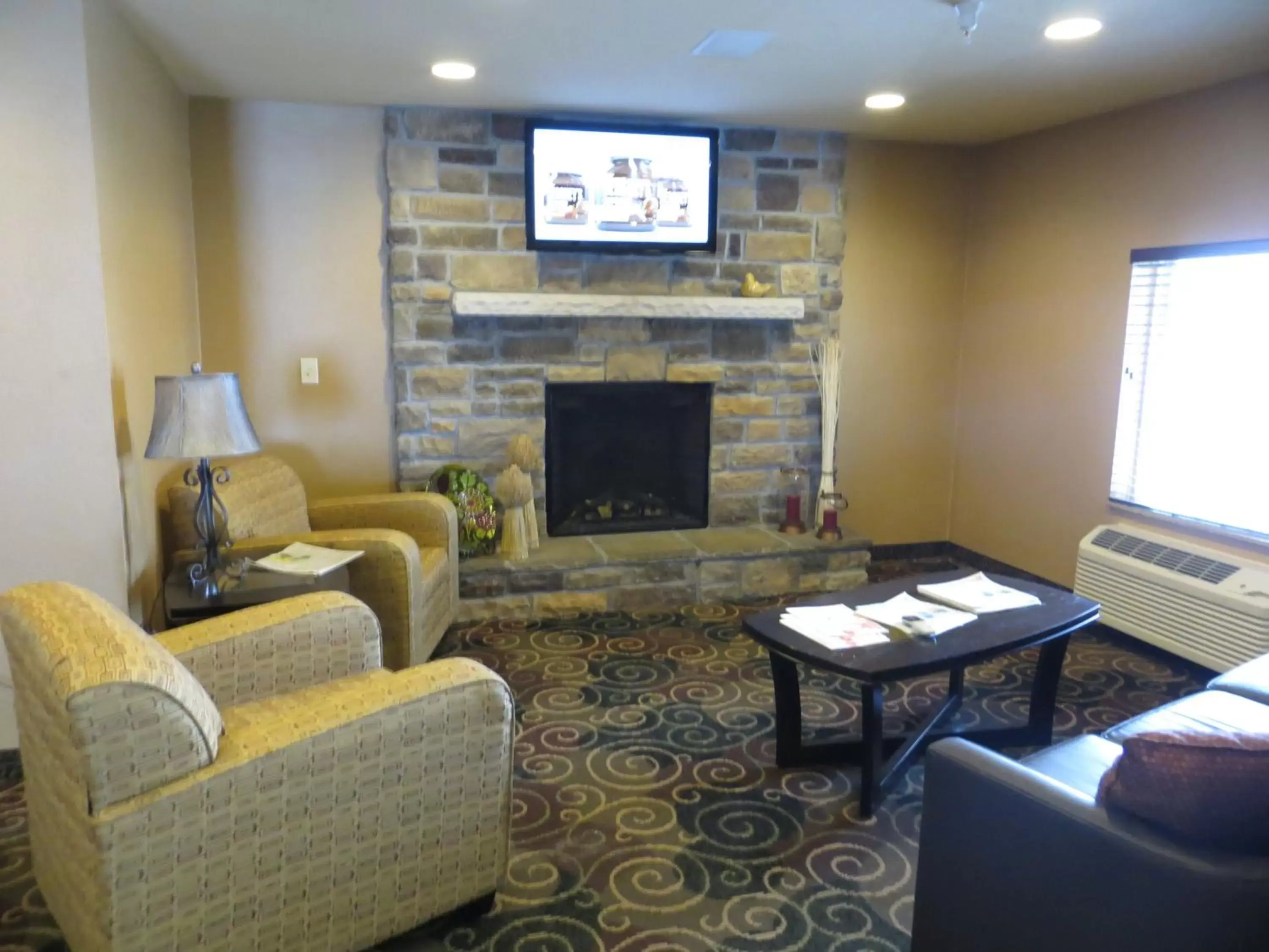 Communal lounge/ TV room, Seating Area in Cobblestone Inn & Suites - Harper