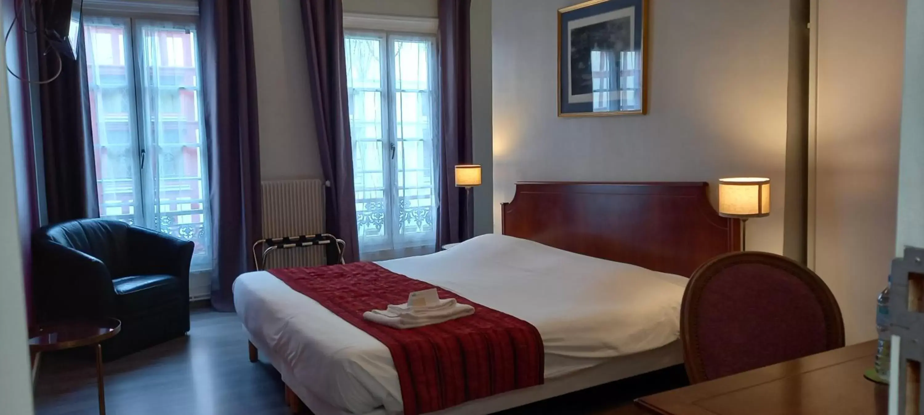 Bedroom, Bed in Brit Hotel Comtes De Champagne - Troyes Centre Historique