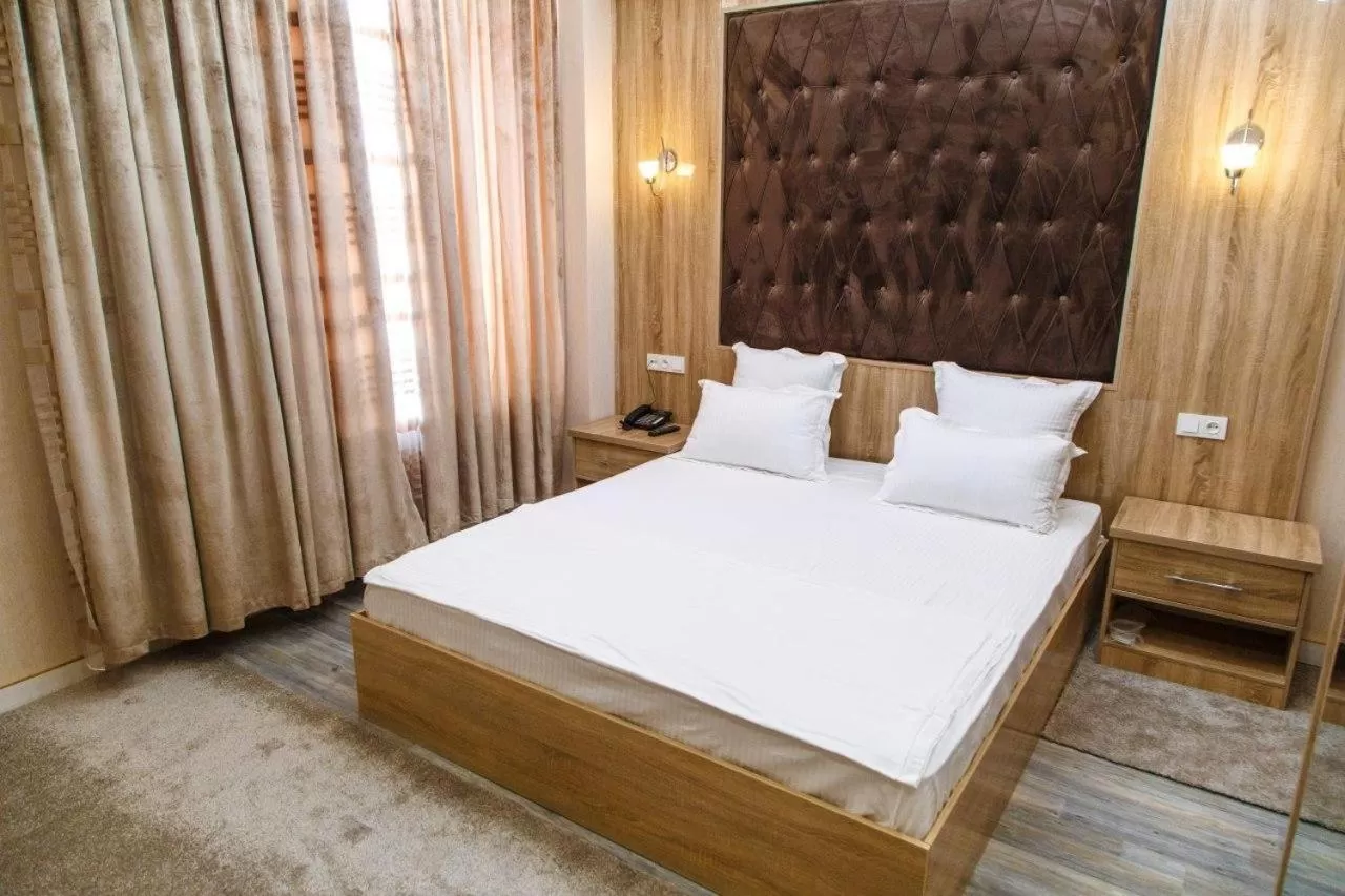 Shower in Shedevr Plaza