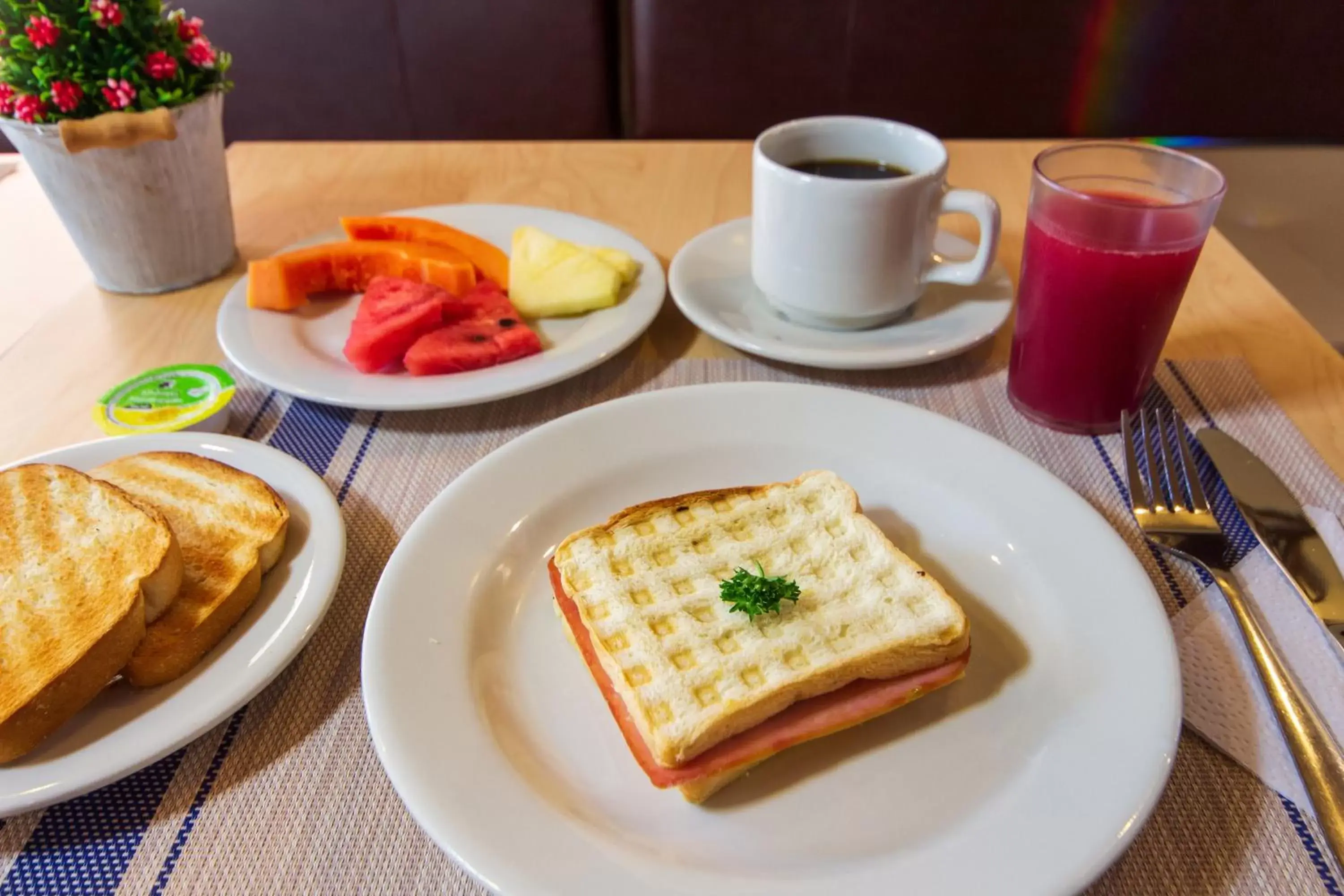 Buffet breakfast, Breakfast in Azuán Suites Hotel By GEH Suites