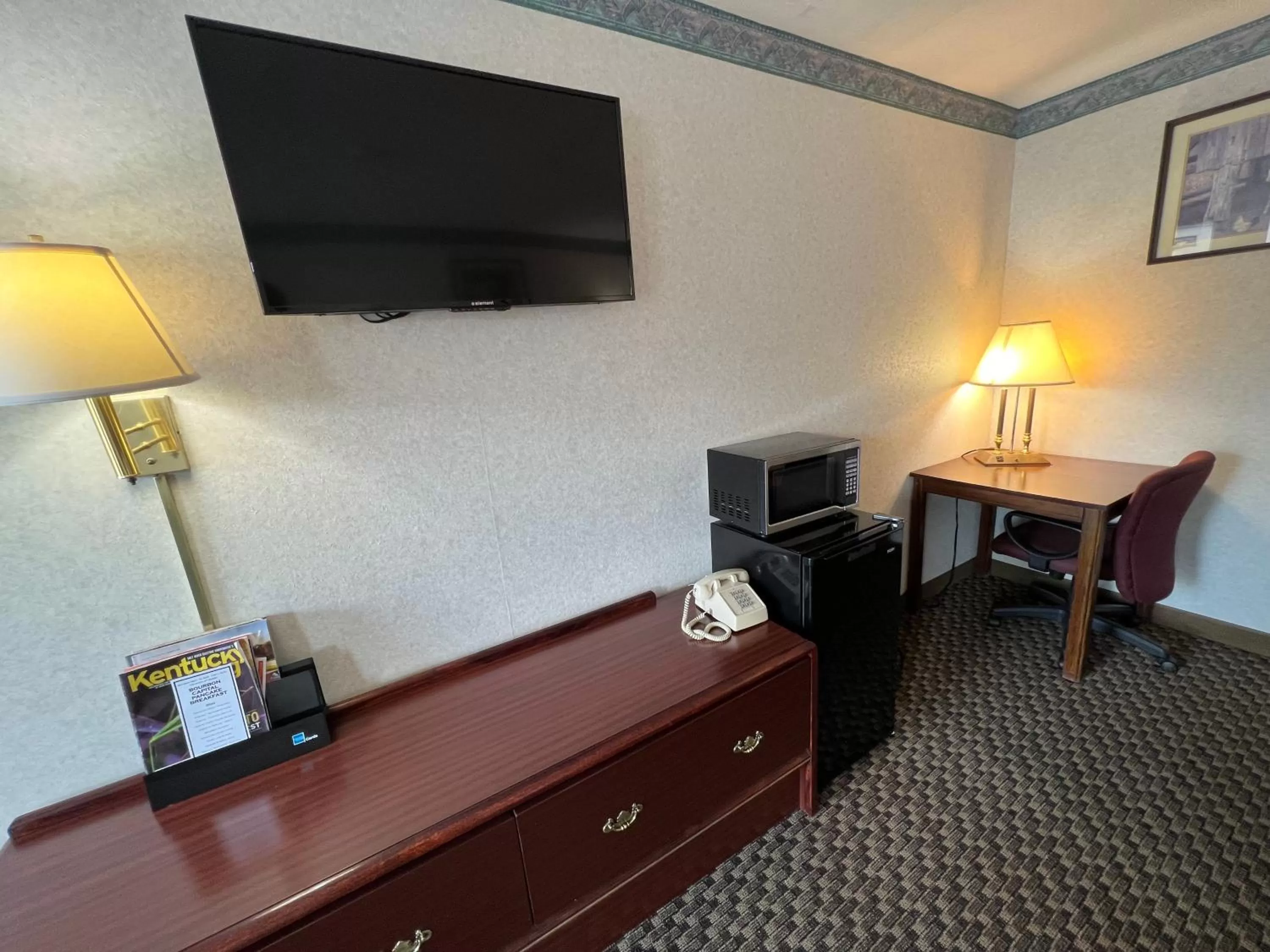 TV and multimedia in Americas Inn Bardstown