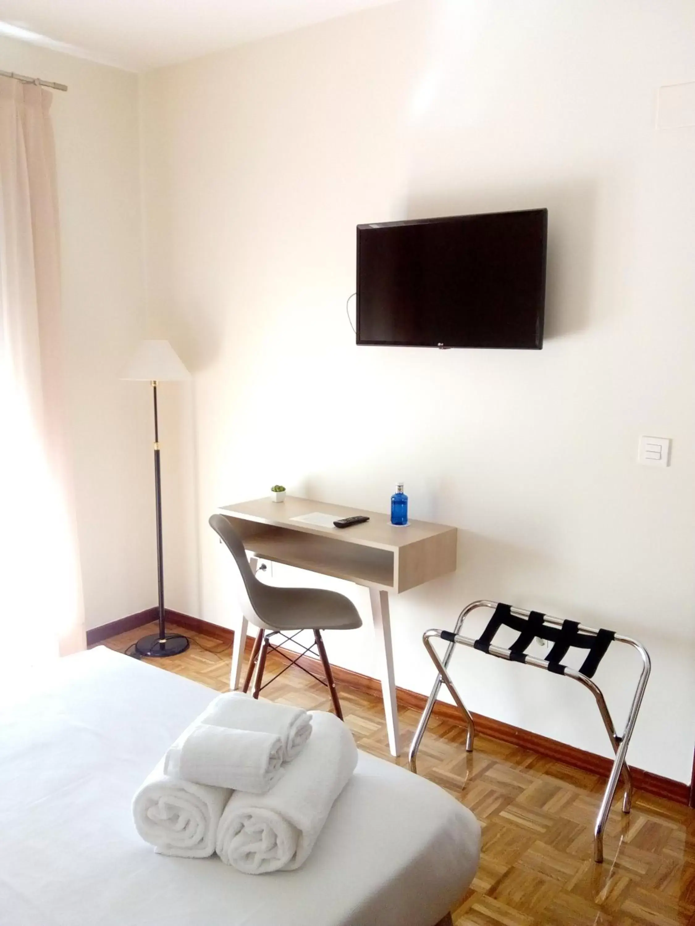 Photo of the whole room, TV/Entertainment Center in Hotel Puerta Ciudad Rodrigo