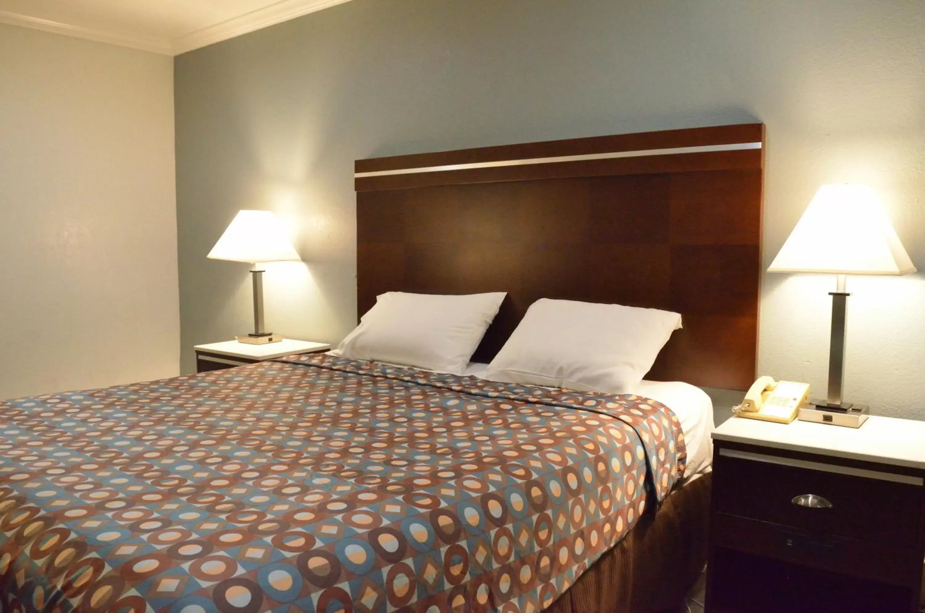 Photo of the whole room, Bed in Welcome Inn Corona Photo of the whole room, Bed in Welcome Inn Corona