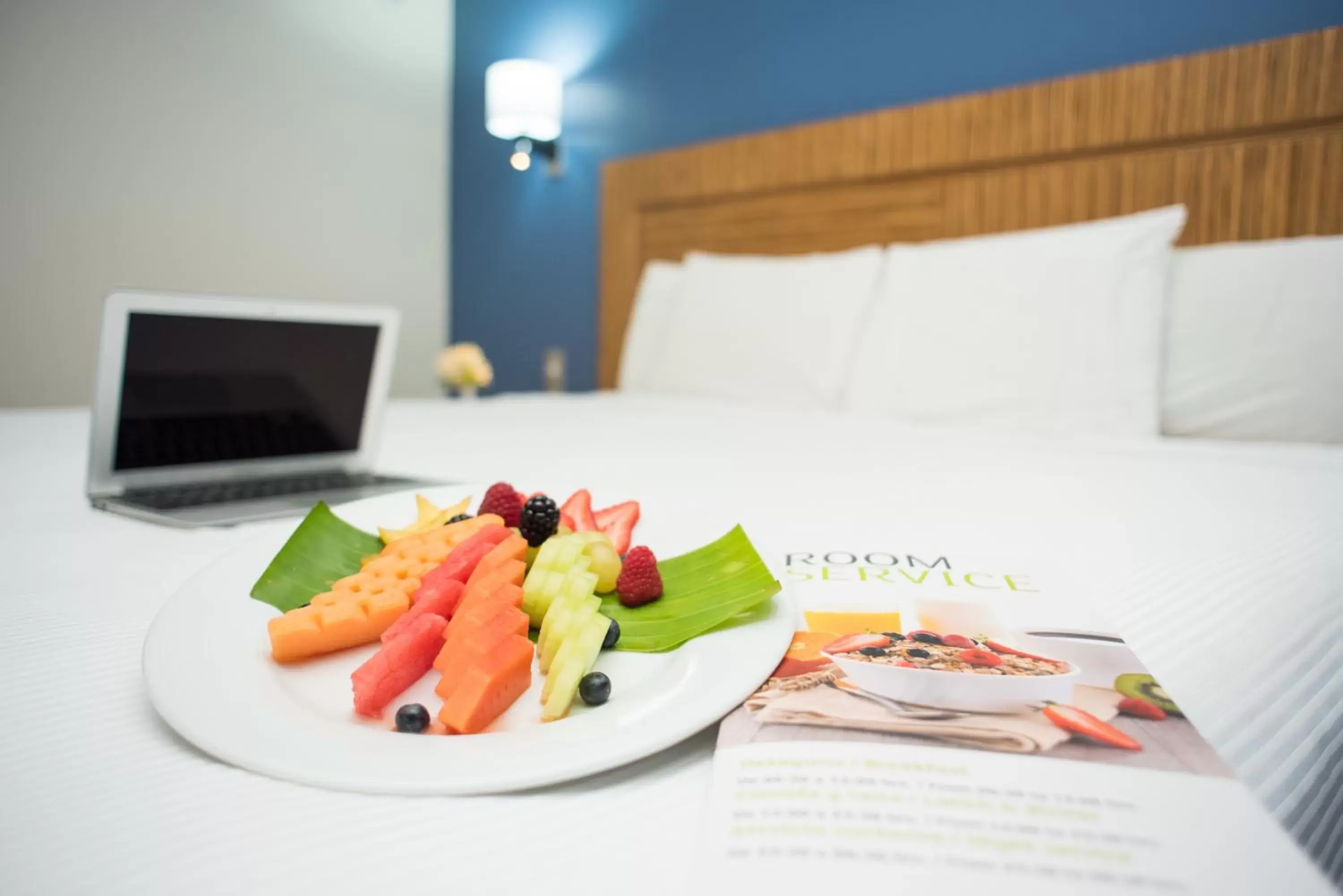 Bed, Food in Radisson Hotel & Convention Center Toluca