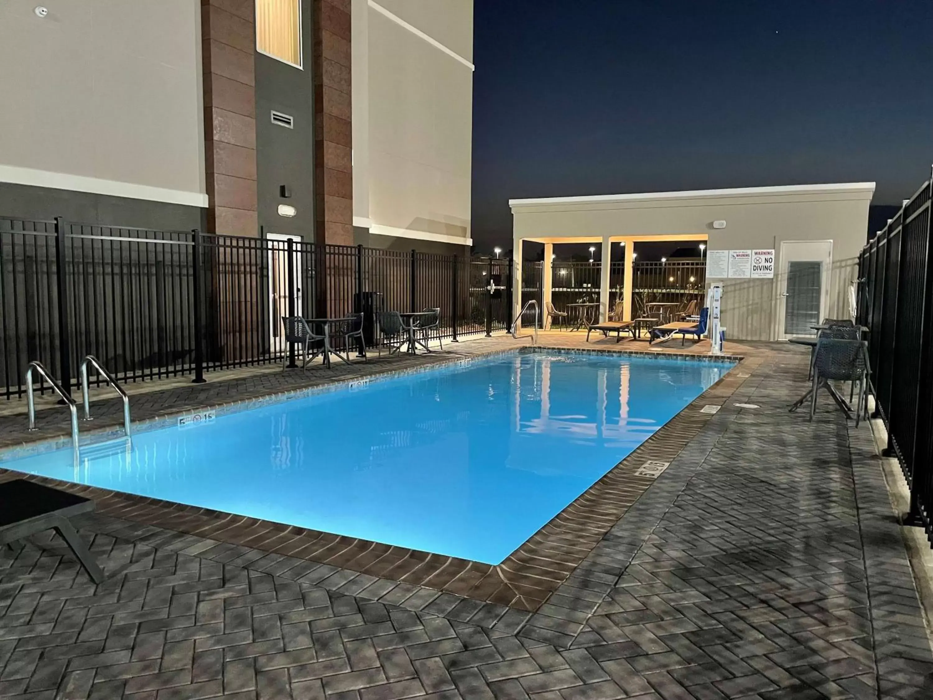 Pool view, Swimming Pool in La Quinta Inn & Suites by Wyndham Sulphur