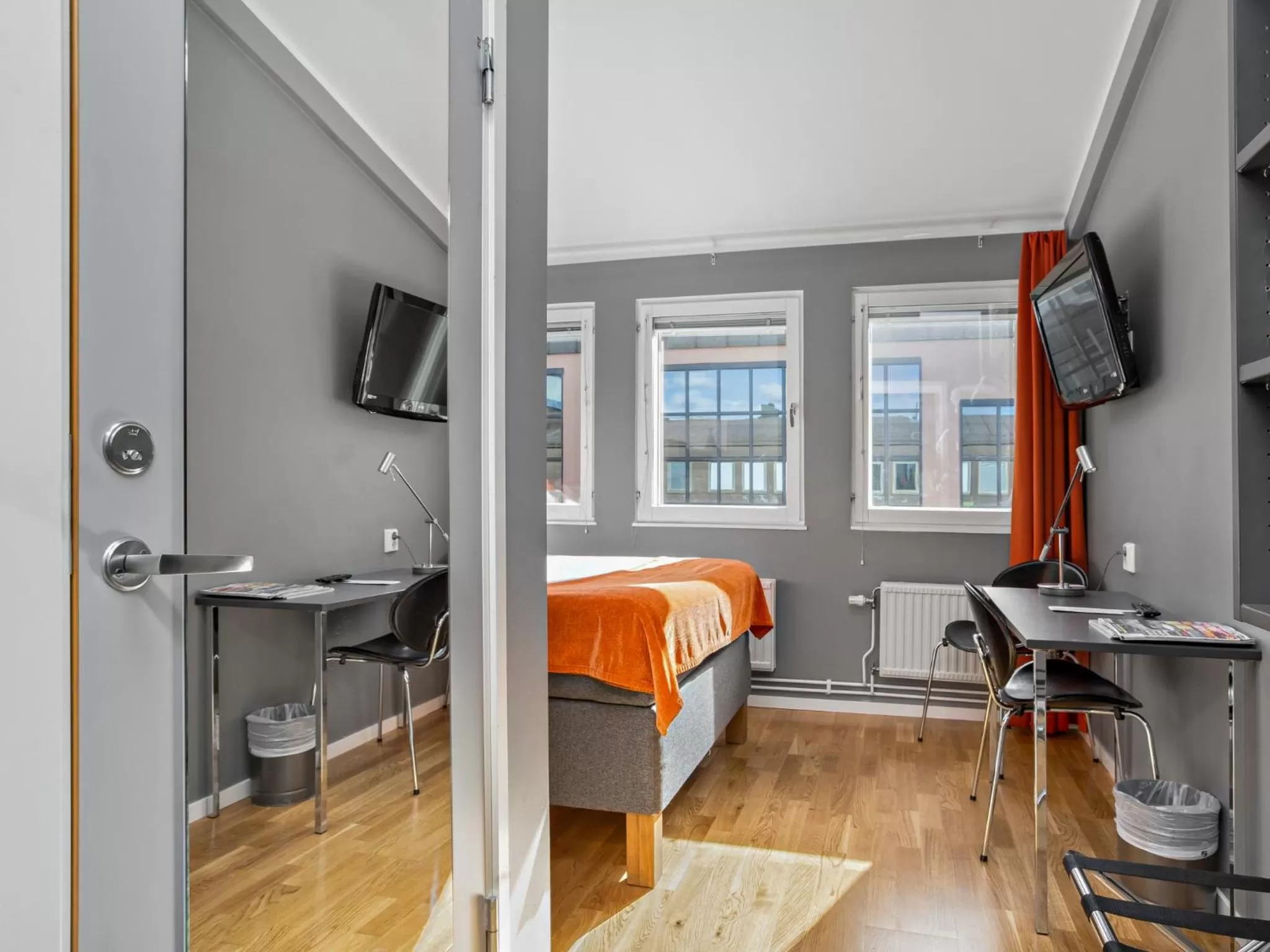 Bedroom, TV/Entertainment Center in Connect Hotel City