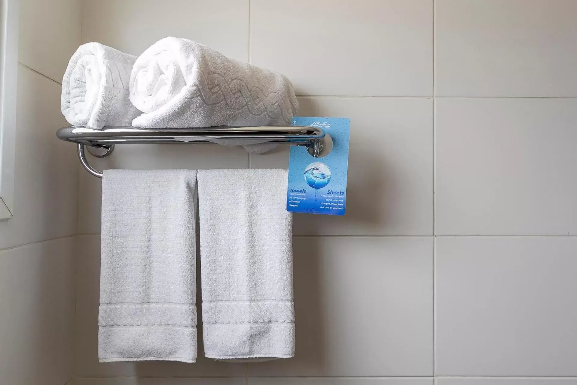 towels, Bathroom in Comfort Hotel Bauru