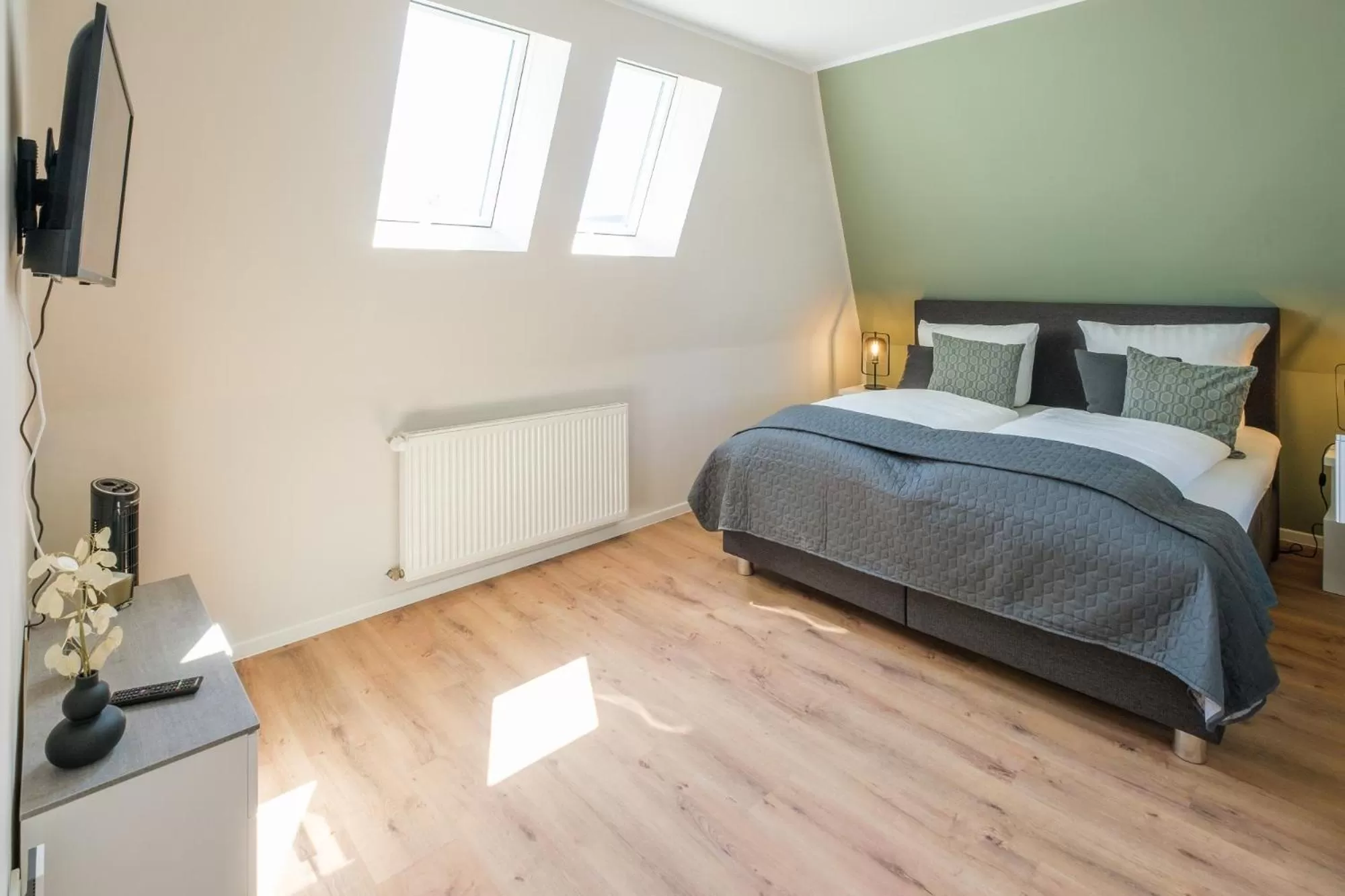 Bedroom, Bed in Stadthotel Jever