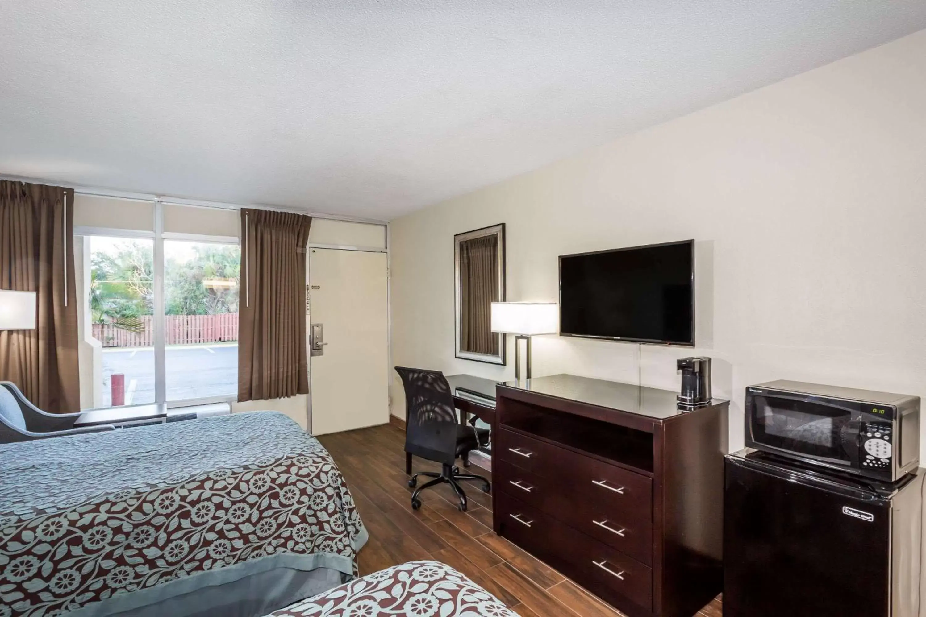 Photo of the whole room, TV/Entertainment Center in Days Inn by Wyndham Melbourne