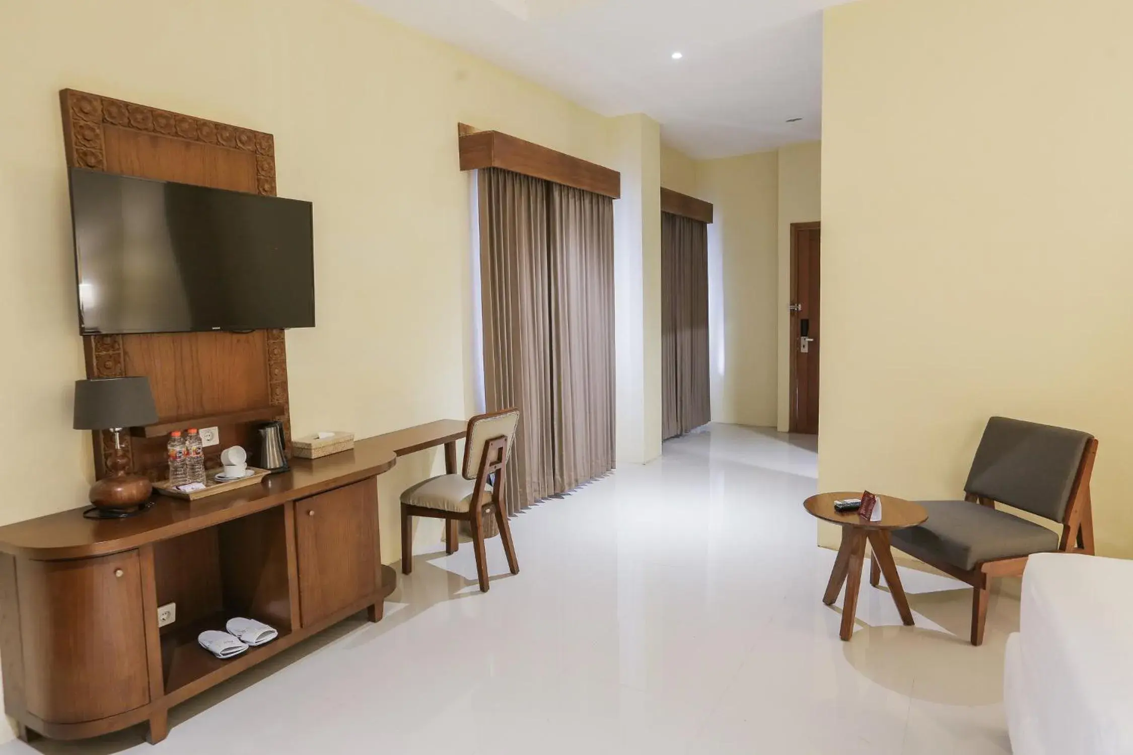 Bedroom, TV/Entertainment Center in Ubud Hotel and Cottages