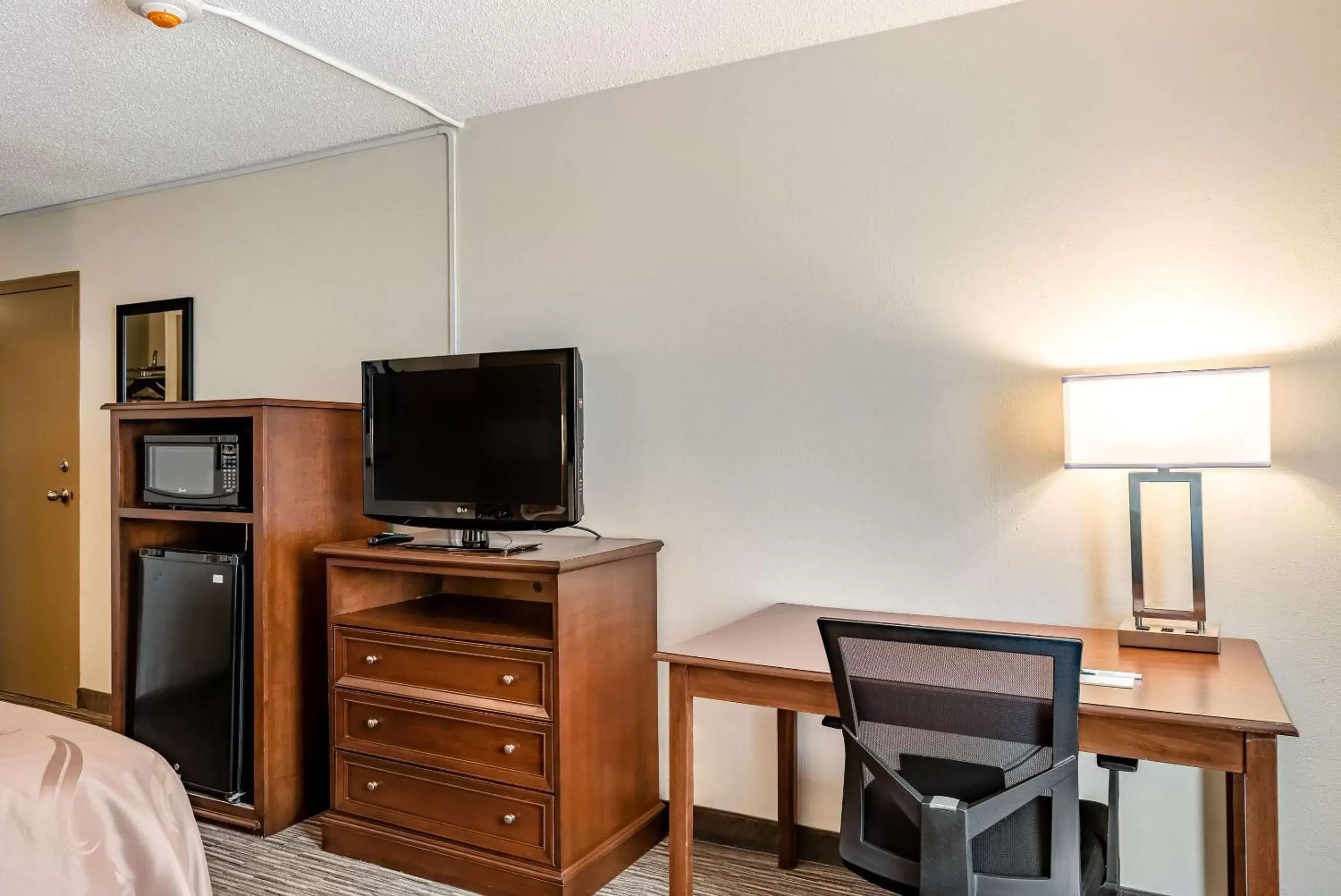 Photo of the whole room, TV/Entertainment Center in Quality Inn Bucyrus North