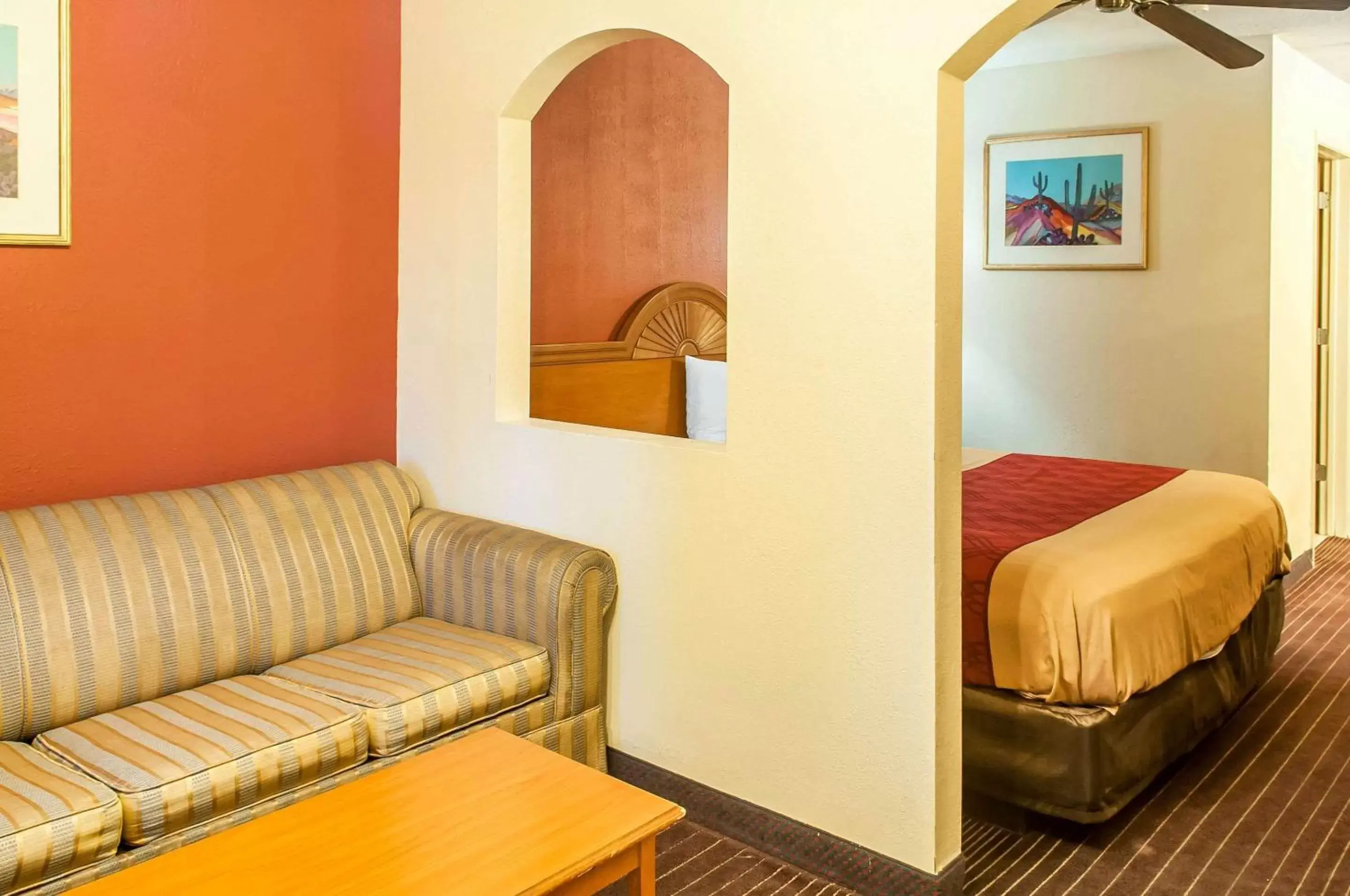 Photo of the whole room, Seating Area in Econo Lodge West - Coors Blvd