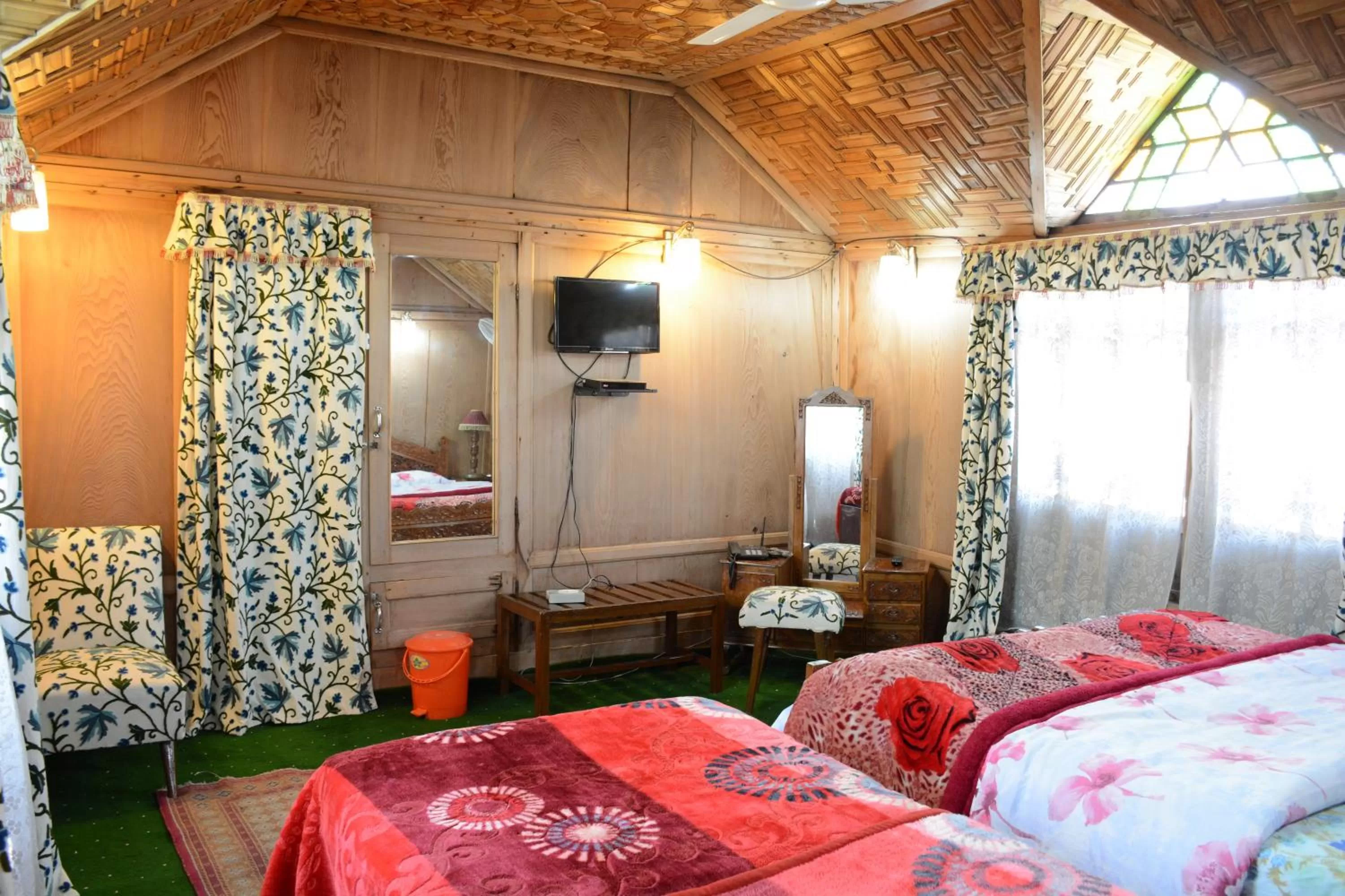 TV and multimedia, Bed in Houseboat Zaindari Palace