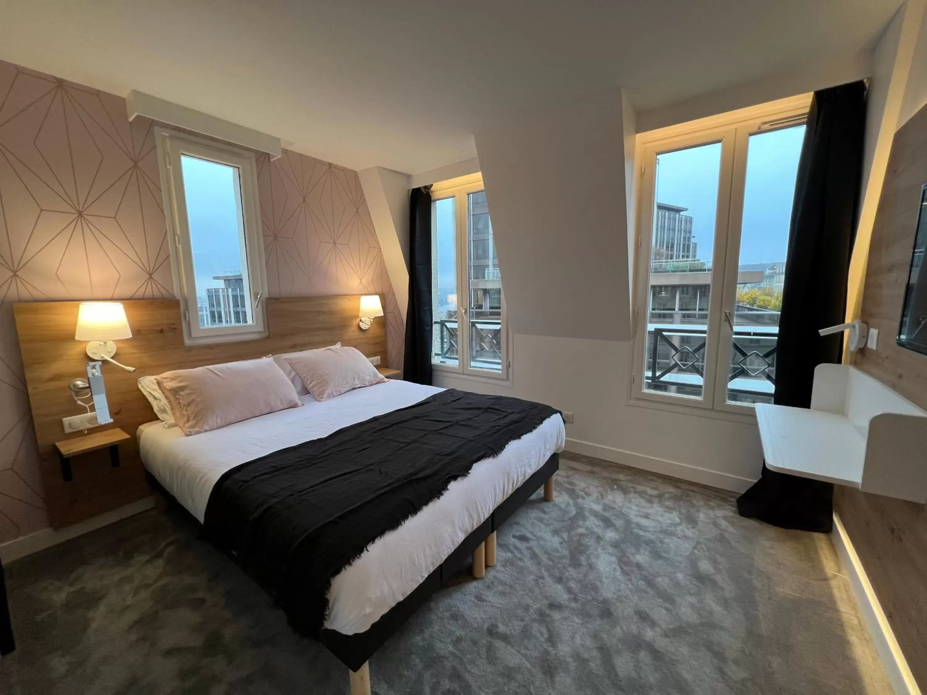 Bedroom, Bed in Paris Saint Cloud Hôtel