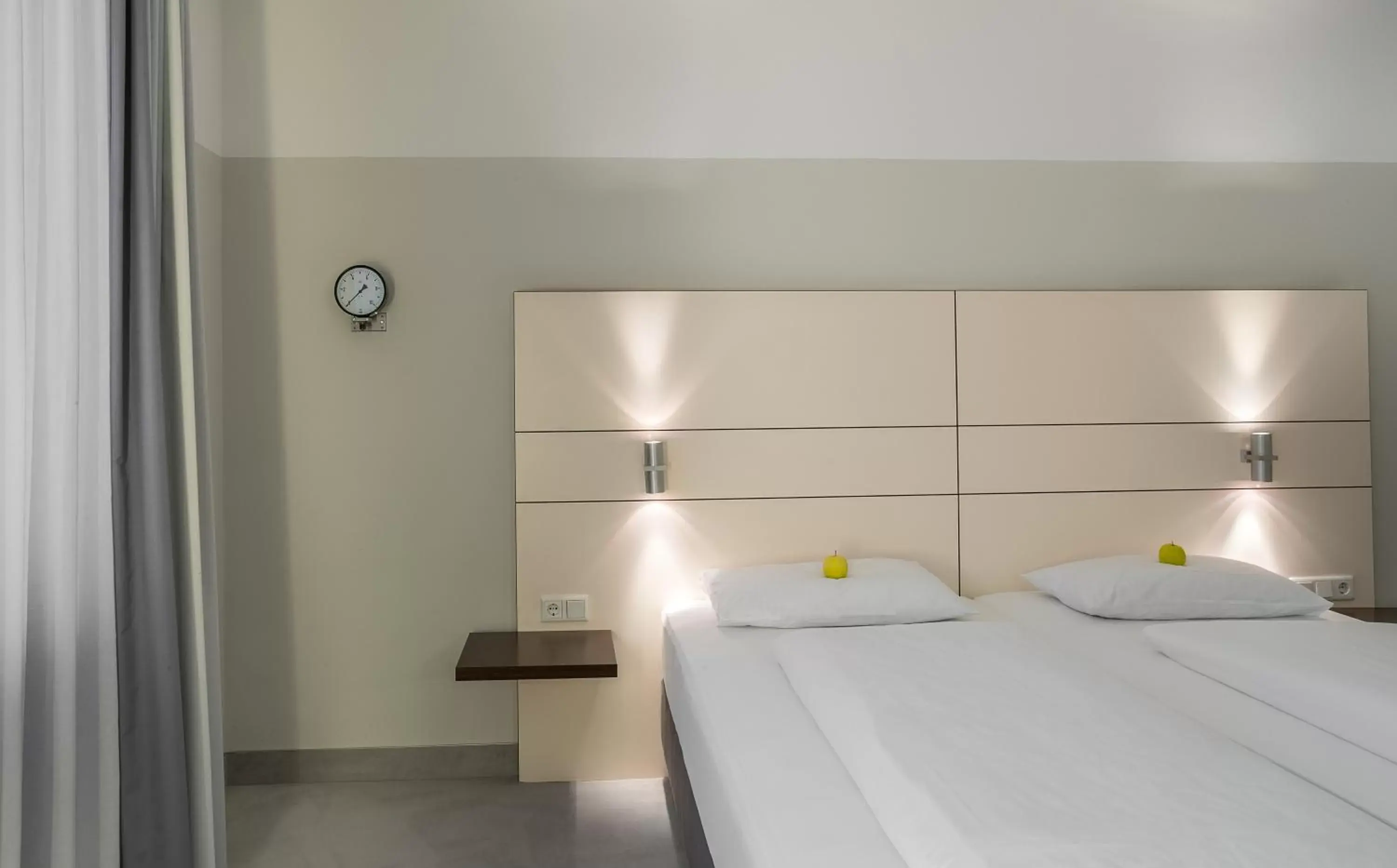 Photo of the whole room, Bed in Ferrotel Duisburg - Partner of SORAT Hotels