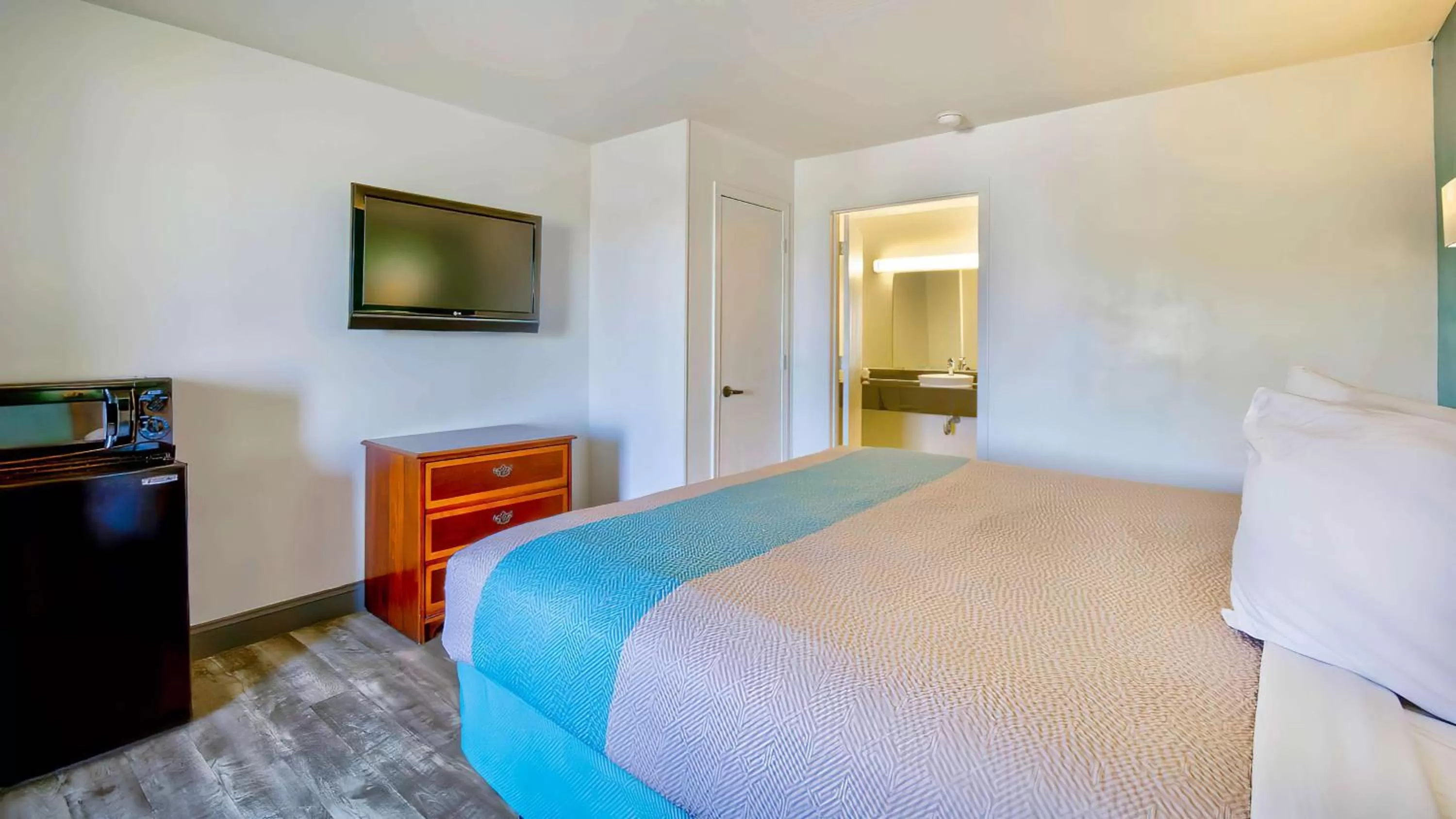 Bedroom, Bed in Motel 6-Grand Rivers, KY