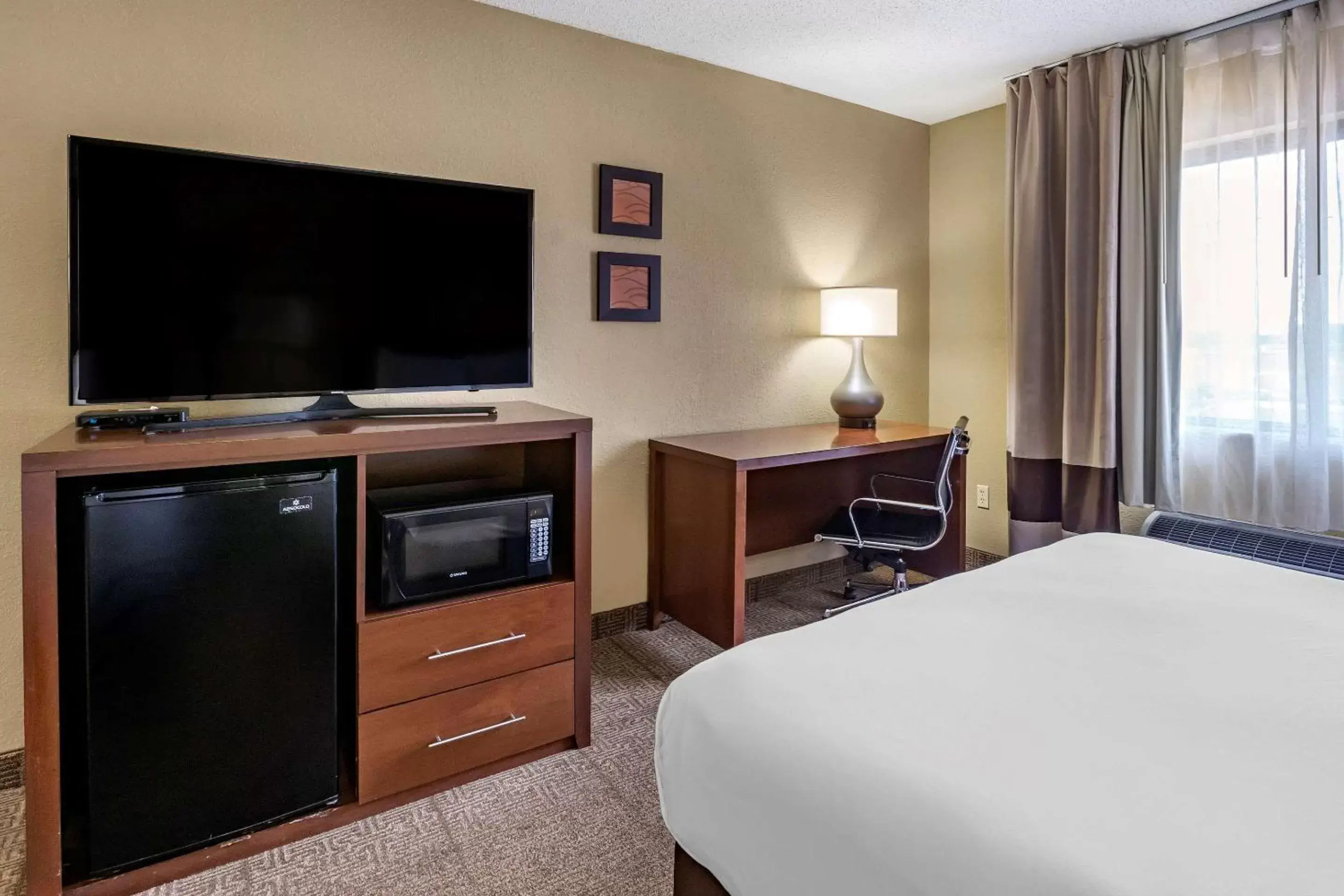 Photo of the whole room, TV/Entertainment Center in Comfort Inn Moline - Quad Cities