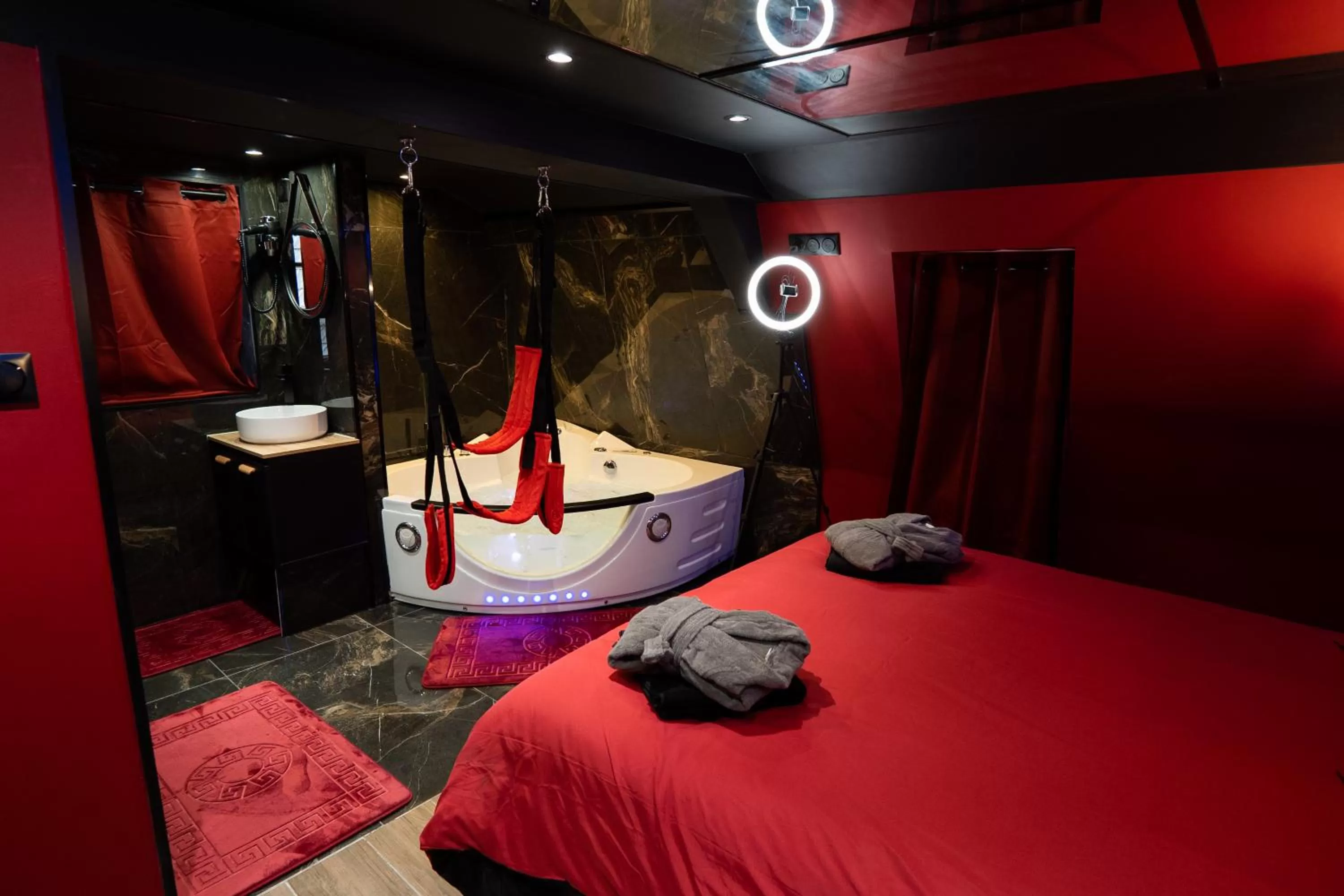 Bathroom, Bed in Capsule Secret - Jacuzzi - Netflix & Home cinéma - Jeux de couple - Barre de pole dance