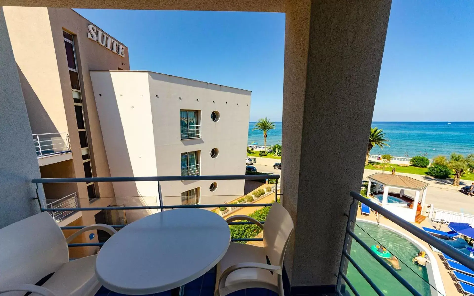 Balcony/Terrace in Astro Suite Hotel