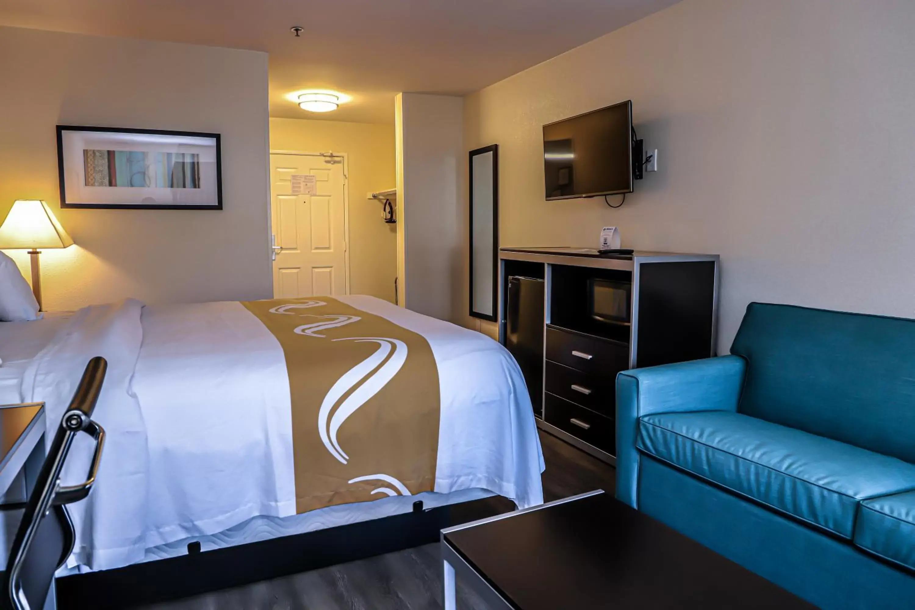 Bed in Quality Inn & Suites Camarillo-Oxnard