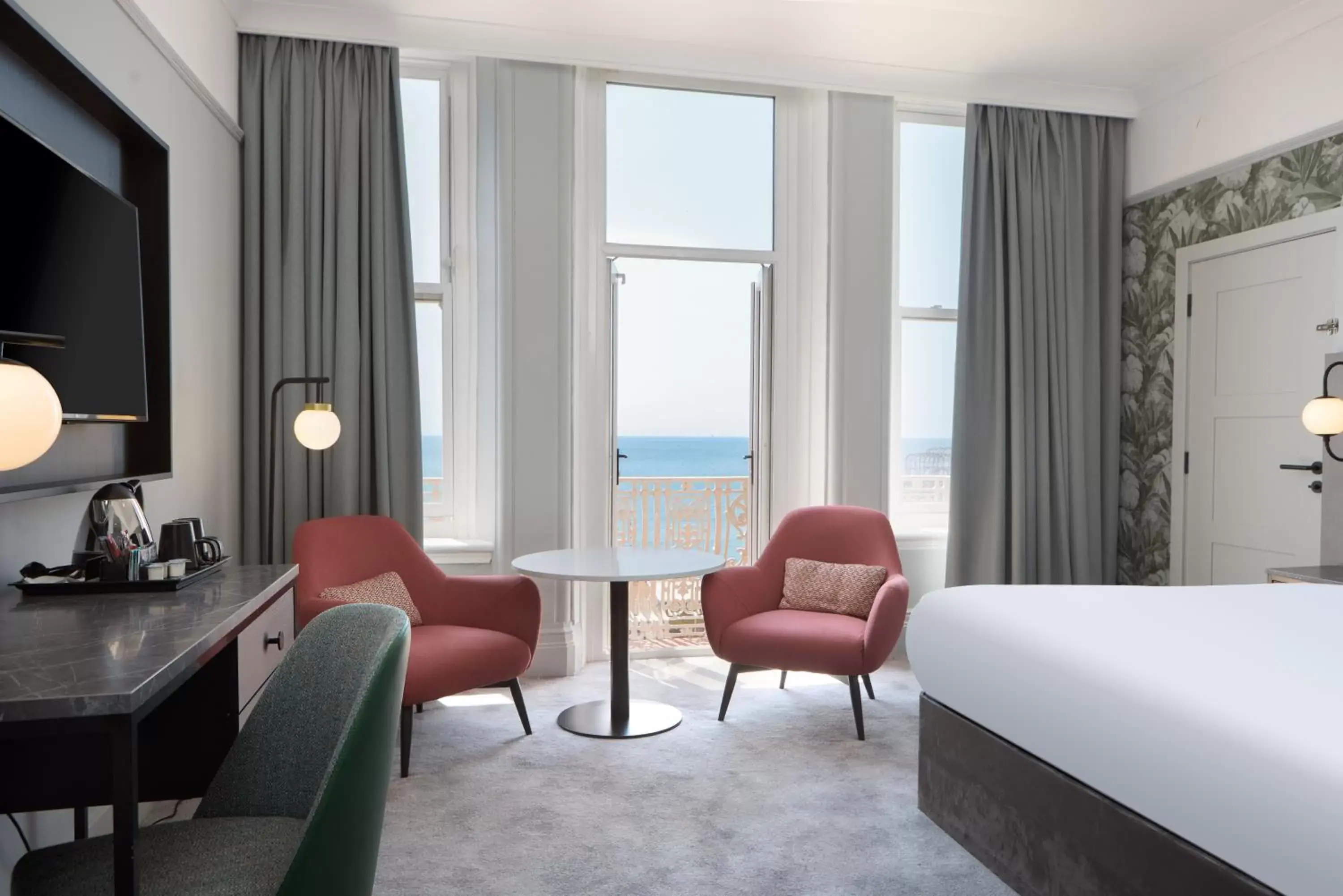 Queen Superior Room with Sea View and Balcony in DoubleTree By Hilton Brighton Metropole