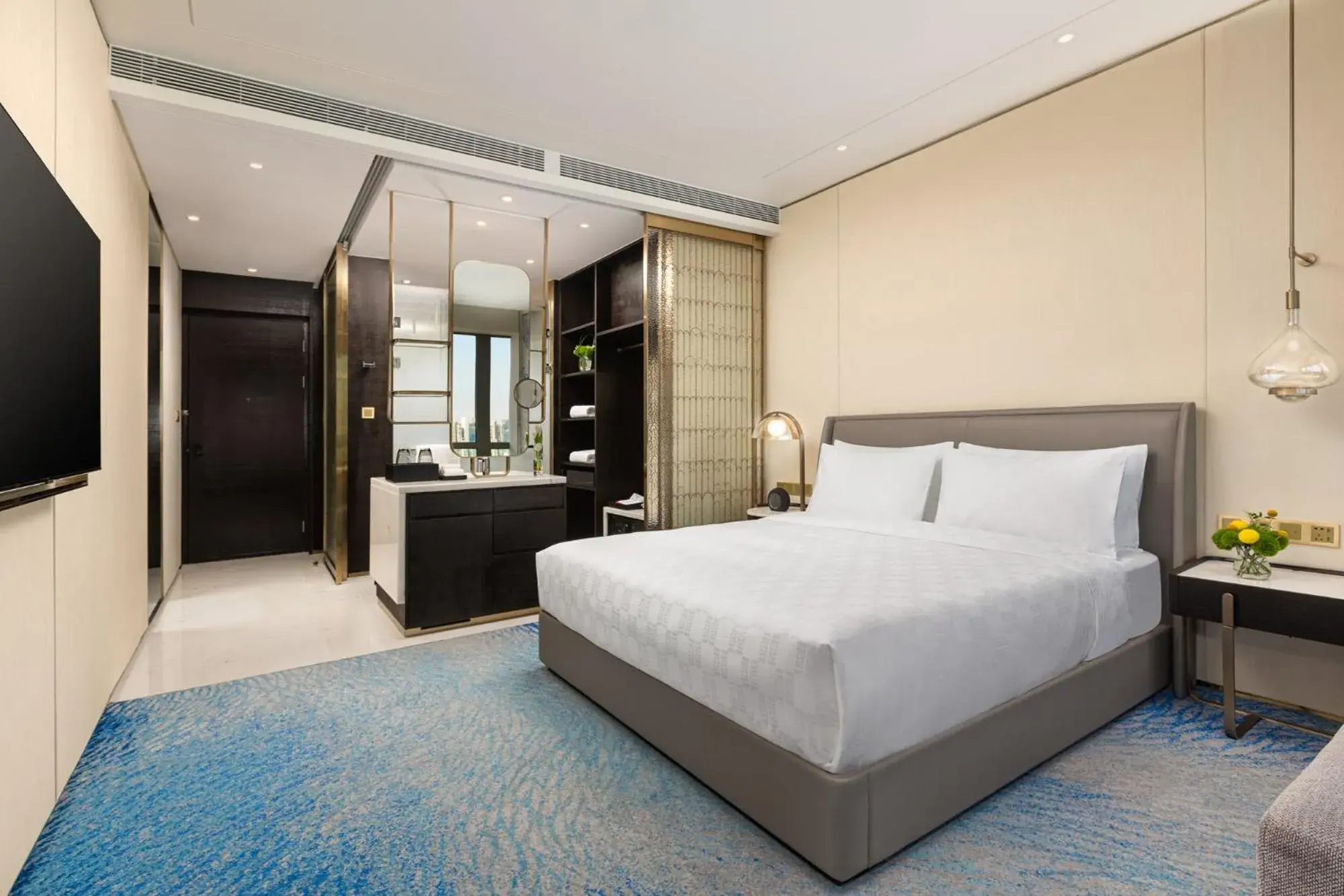 Photo of the whole room, Bed in HUALUXE Shanghai Changfeng Park, an IHG Hotel