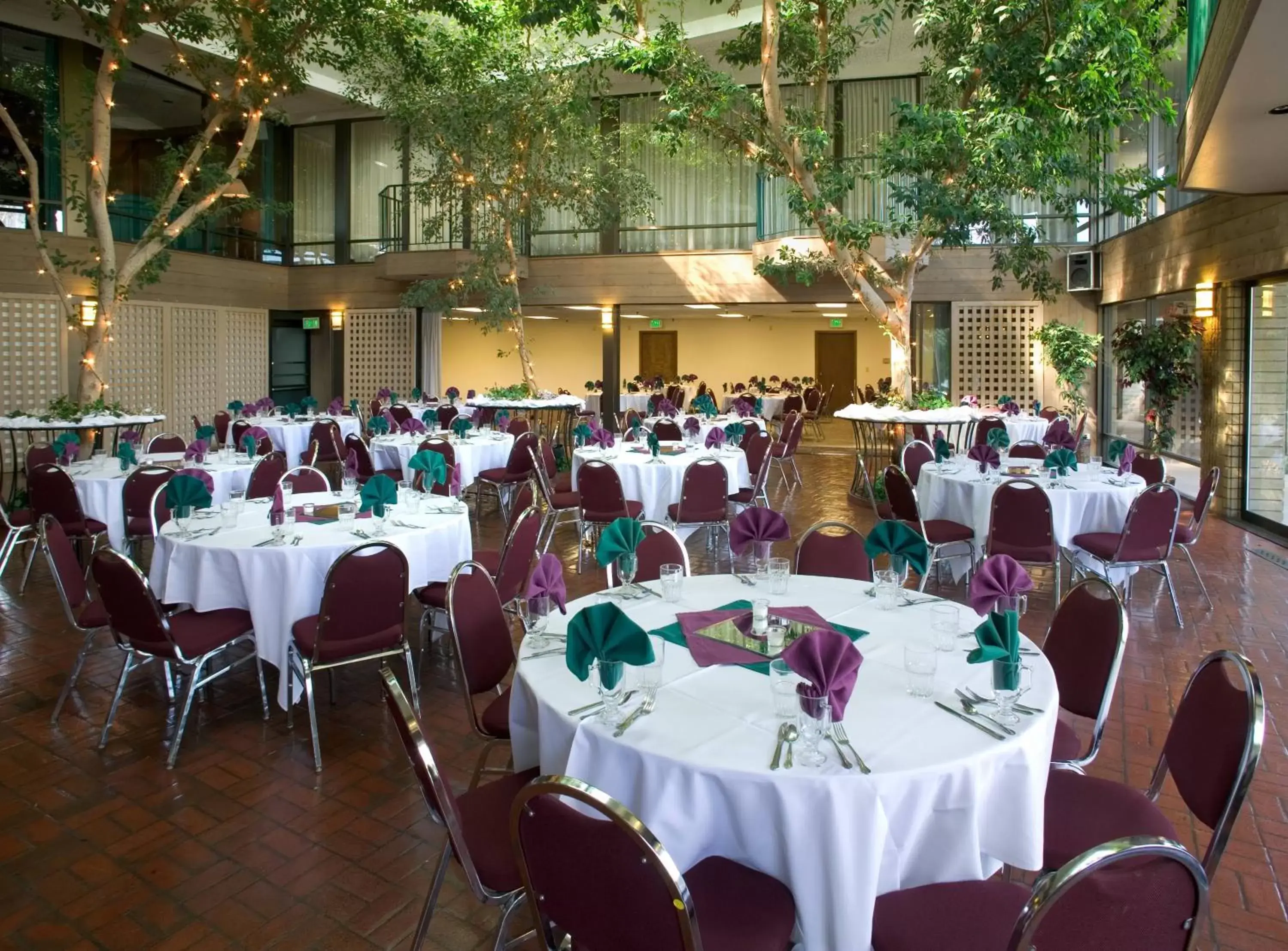 Banquet/Function facilities, Restaurant/Places to Eat in Red Lion Hotel Yakima Center