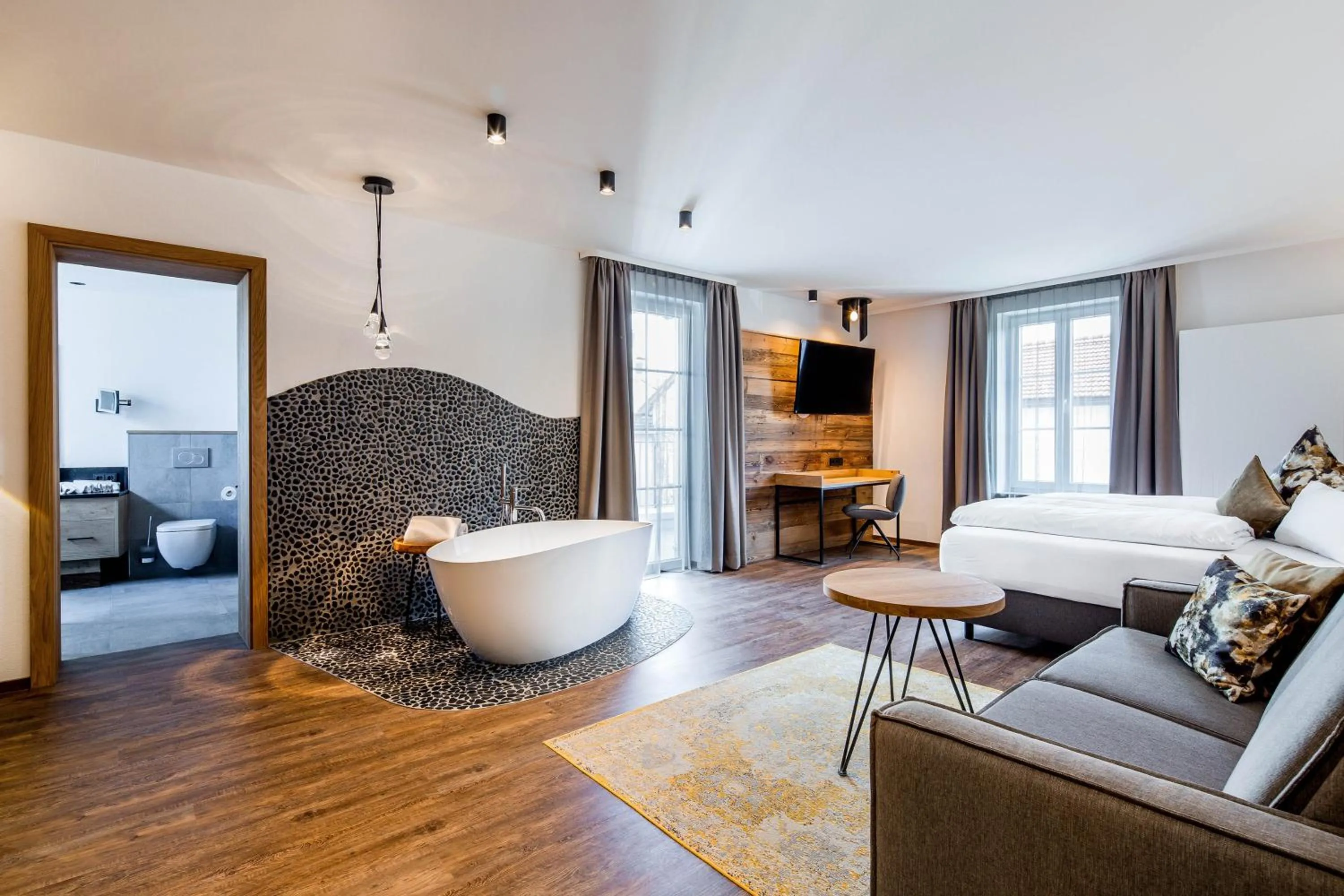 Bathroom, Bed in Hotel Zum Stemplinger Hansl