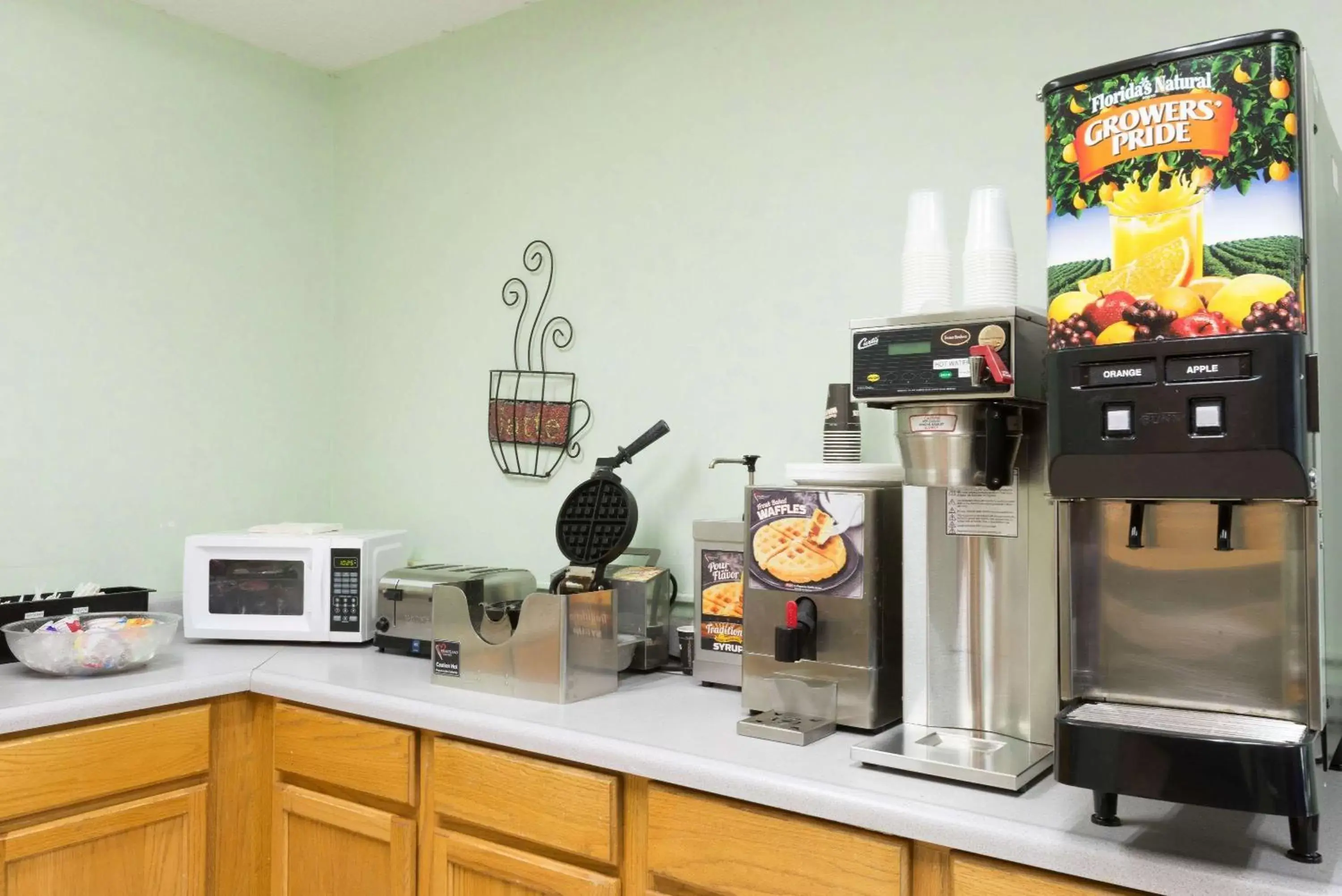 Restaurant/places to eat, Kitchen/Kitchenette in Microtel Inn & Suites by Wyndham Riverside