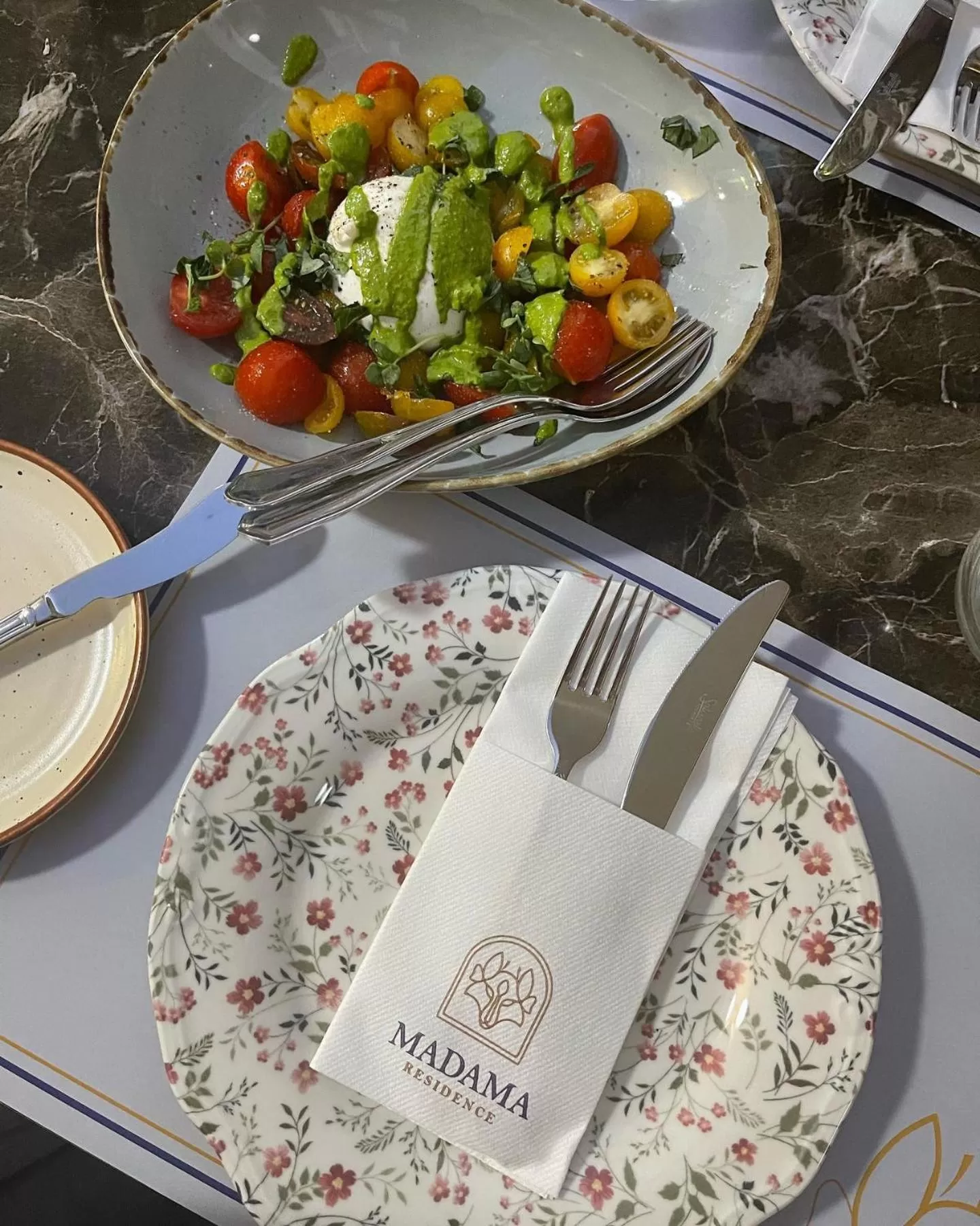 Restaurant/places to eat in Madama Residence