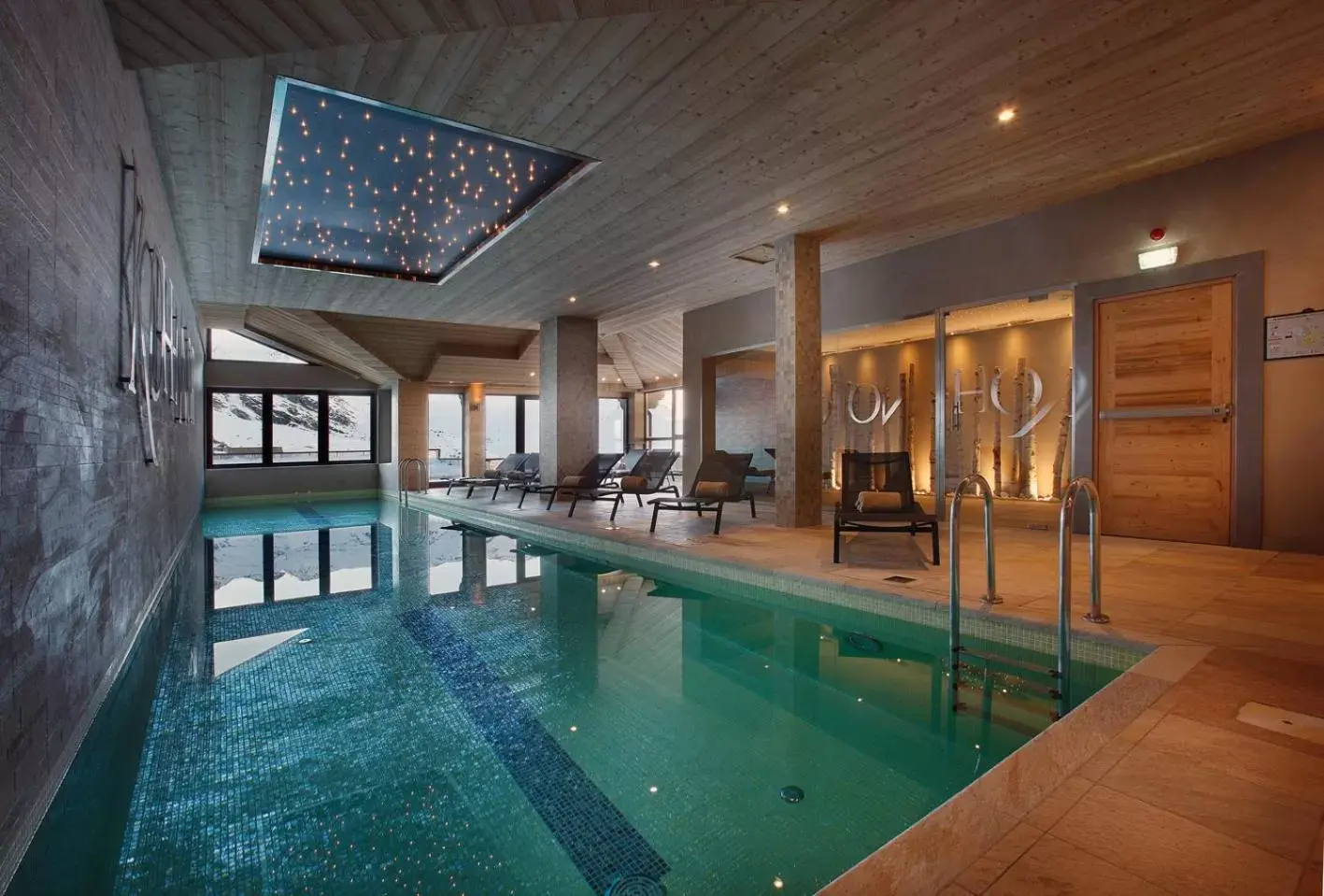 Swimming Pool in Hôtel Koh-I Nor by Les Etincelles